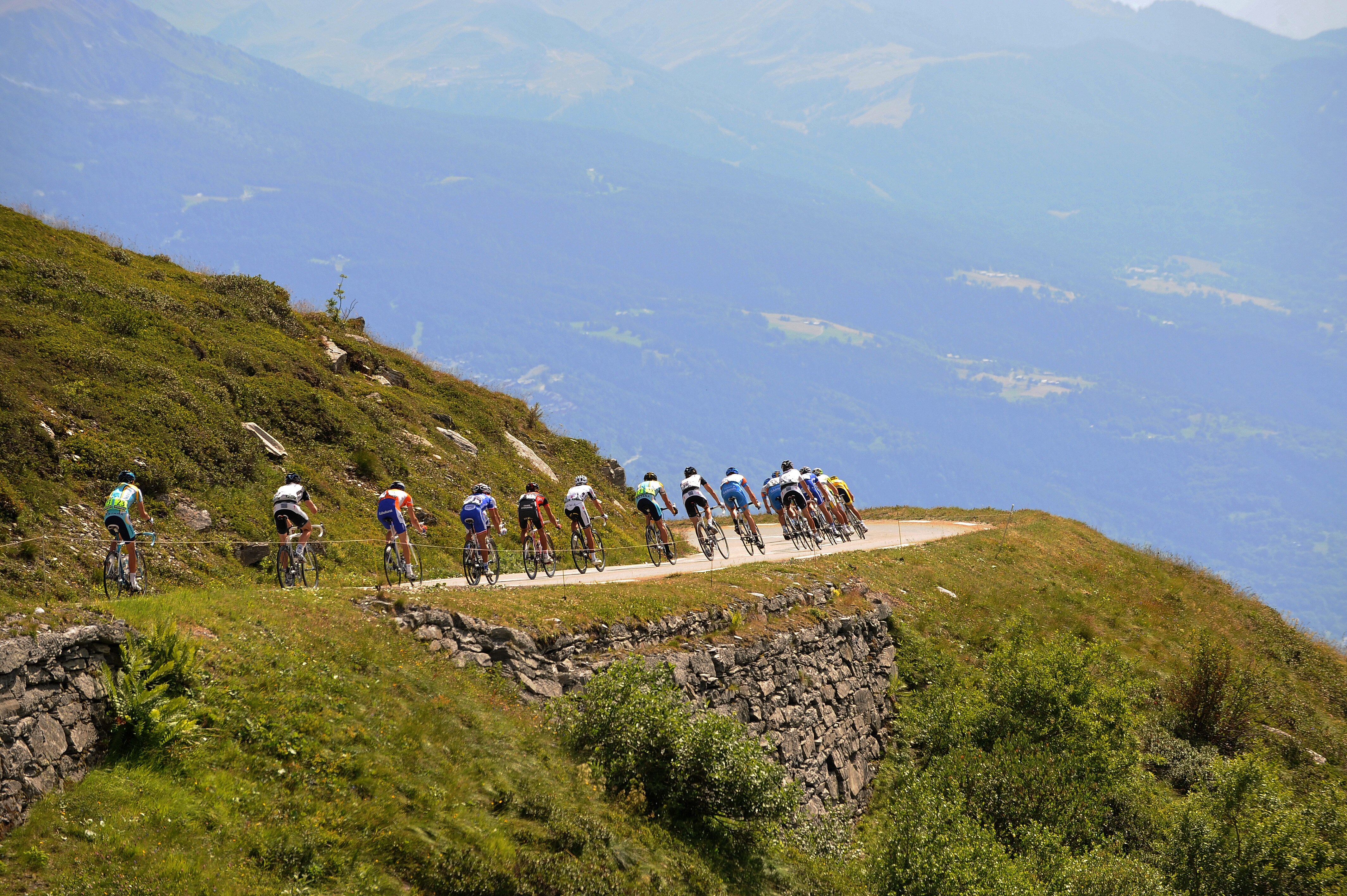 BOURG-SAINT-MAURICE, FRANCE - JULY 21:  The leading pack descends of the Col du Petit-Saint-Bernard during stage 16 of the 2009 Tour de France from Martigny to Bourg-Saint-Maurice on July 21, 2009 in Bourg-Saint-Maurice, France.  (Photo by Jasper Juinen/G