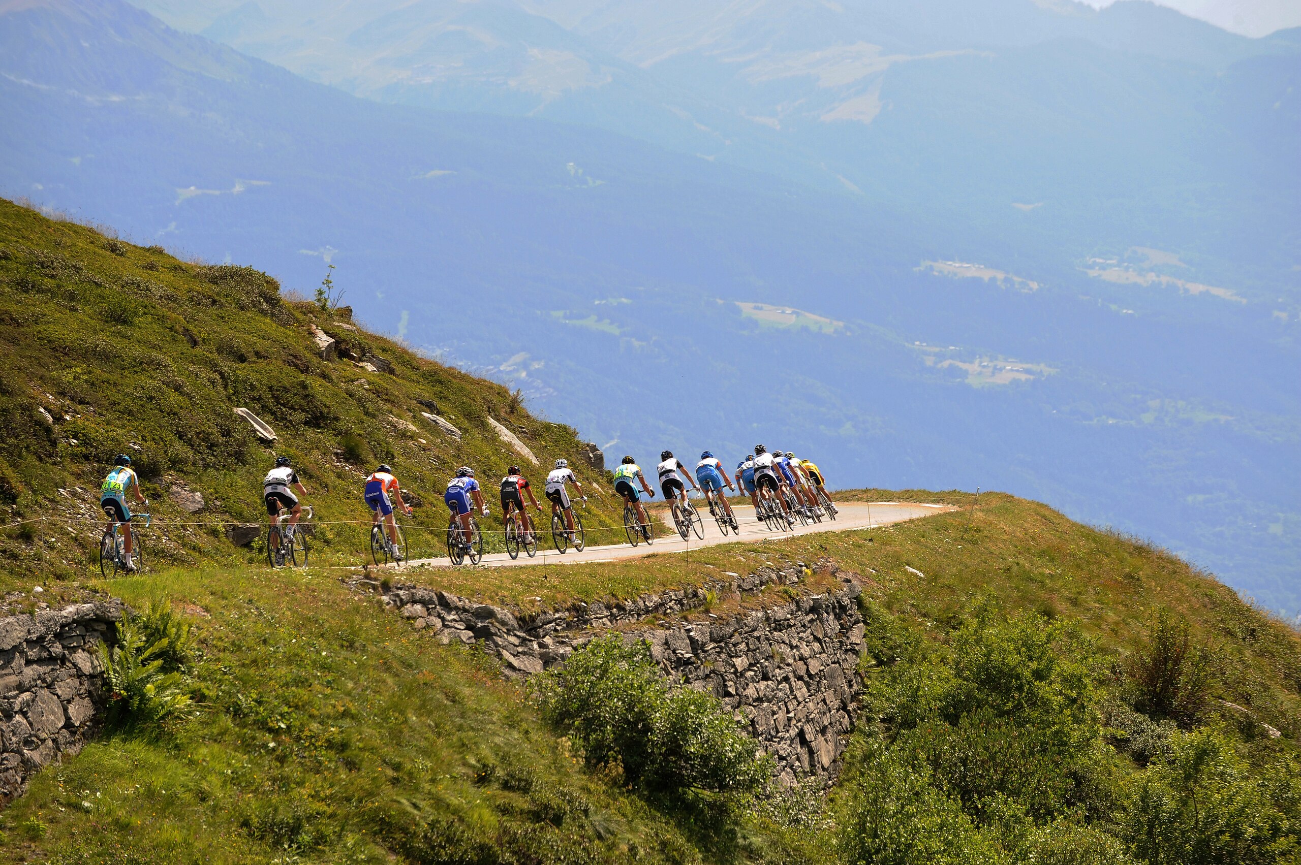 BOURG-SAINT-MAURICE, FRANCE - JULY 21:  The leading pack descends of the Col du Petit-Saint-Bernard during stage 16 of the 2009 Tour de France from Martigny to Bourg-Saint-Maurice on July 21, 2009 in Bourg-Saint-Maurice, France.  (Photo by Jasper Juinen/G