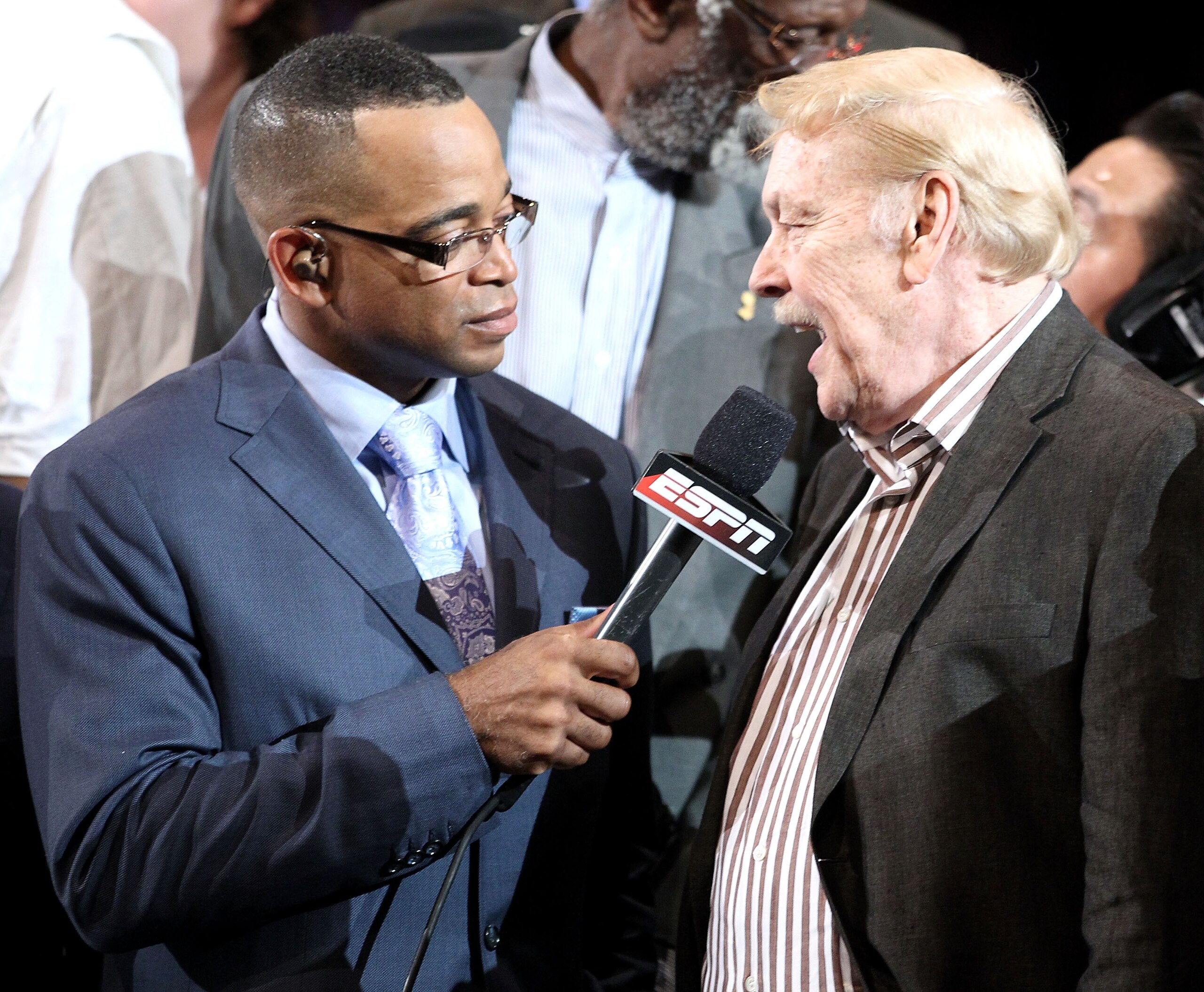 LOS ANGELES, CA - JUNE 17: ESPN reporter Stuart Scott interviews owner Dr. Jerry Buss of the Los Angeles Lakers after their 83-79 victory against the Boston Celtics by holding up five fingers in Game Seven of the 2010 NBA Finals at Staples Center on June LOS ANGELES, CA - JUNE 17: ESPN reporter Stuart Scott interviews owner Dr. Jerry Buss of the Los Angeles Lakers after their 83-79 victory against the Boston Celtics by holding up five fingers in Game Seven of the 2010 NBA Finals at Staples Center on June