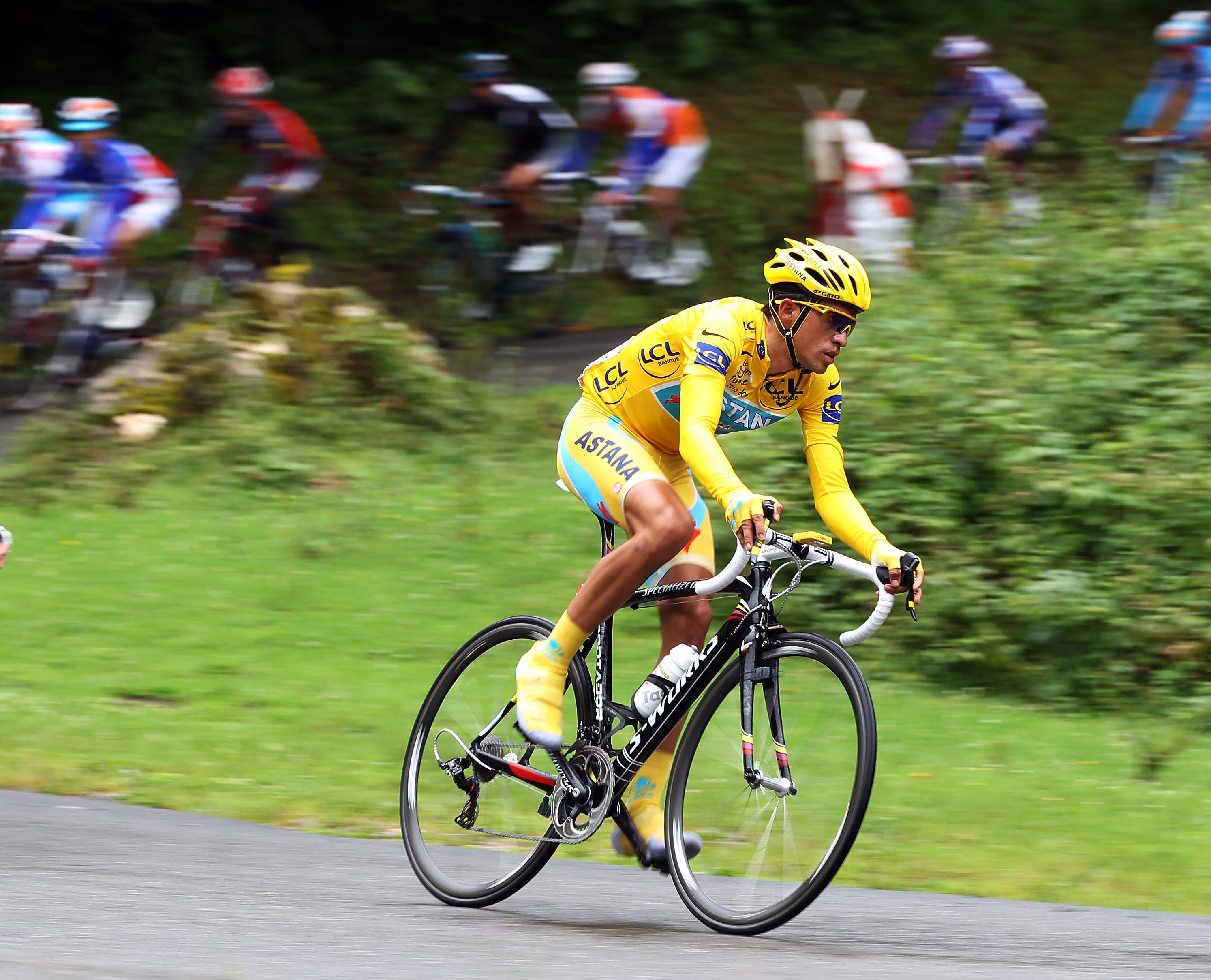 COL DU TOURMALET, FRANCE - JULY 22:  Alberto Contador of Spain and the Astana Team descends with the peloton during stage seventeen of the 2010 Tour de France from Pau to Col du Tourmalet on July 22, 2010 near the Col du Tourmalet, France.  (Photo by Bryn