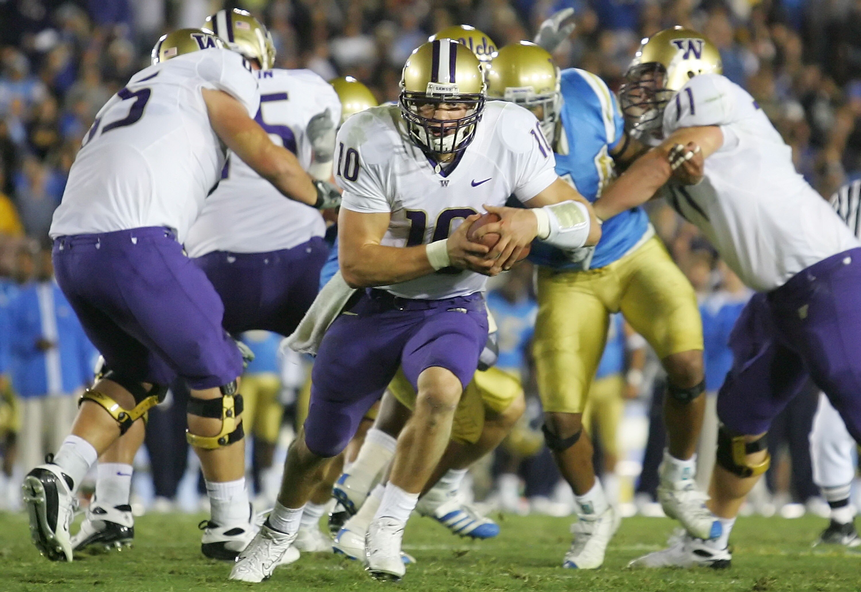 PASADENA, CA - SEPTEMBER 22:   Jake Locker #10 of the Washington Huskies carries the ball against the UCLA Bruins at the Pasadena Rose Bowl on September 22, 2007 in Pasadena, California.  (Photo by Lisa Blumenfeld/Getty Images)