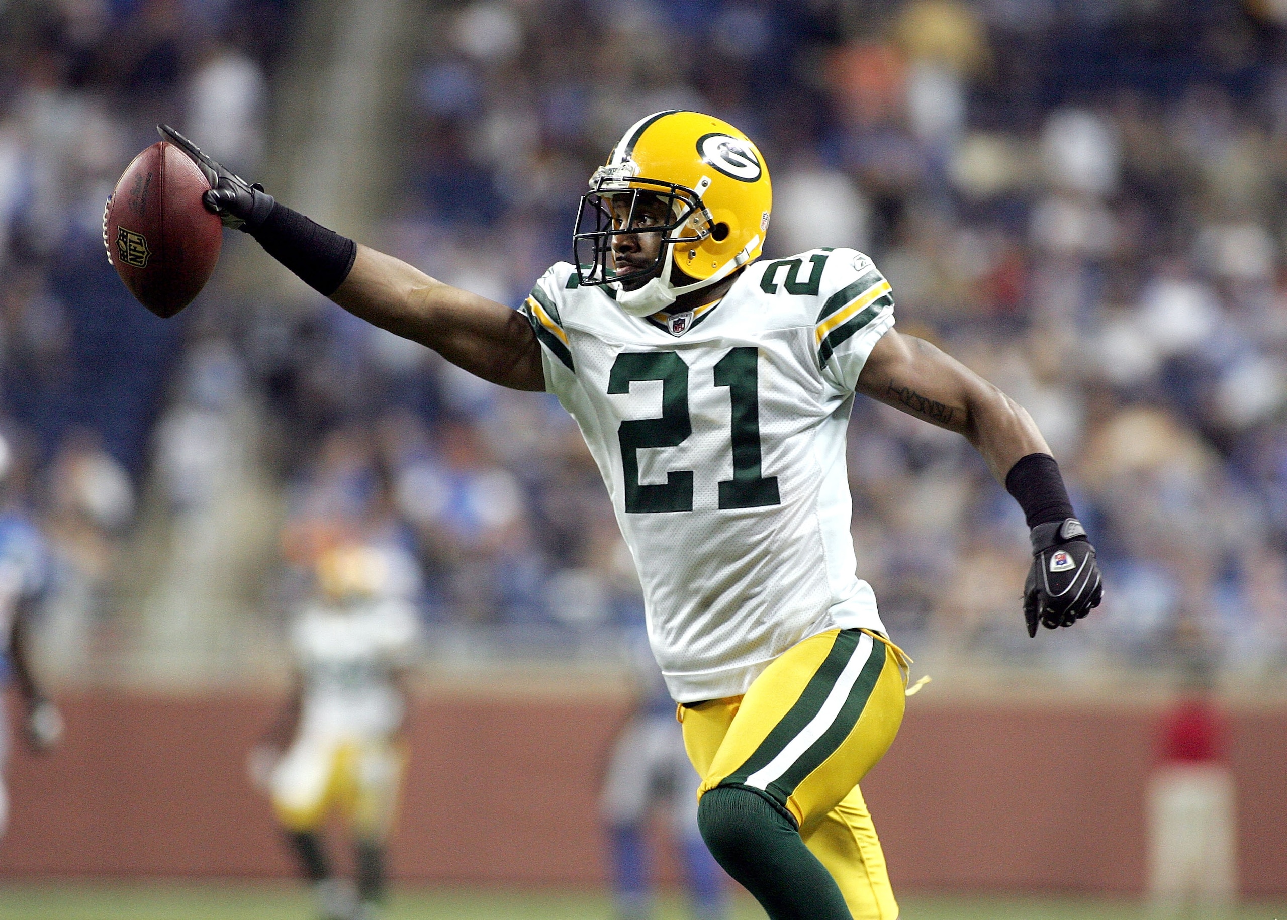 DETROIT - SEPTEMBER 14:  Charles Woodson #21 intercepts a pass from Jon Kitna and returns it for a touchdown against the Detroit Lions on September 14, 2008 at Ford Field in Detroit, Michigan.  (Photo by Domenic Centofanti/Getty Images)