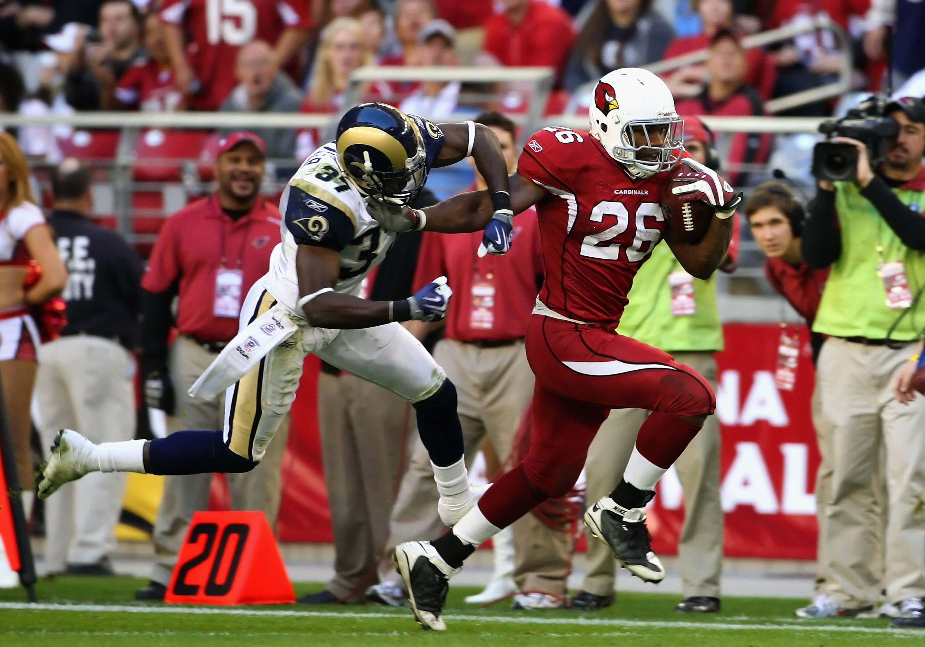 GLENDALE, AZ - DECEMBER 27:  Runningback Beanie Wells #26 of the Arizona Cardinals runs with the football during the NFL game against the St. Louis Rams at the Universtity of Phoenix Stadium on December 27, 2009 in Glendale, Arizona. The Cardinals defeate