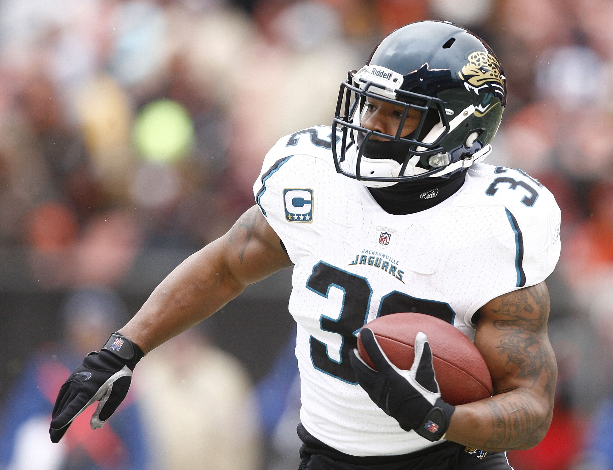 CLEVELAND - JANUARY 03:  Maurice Jones-Drew #32 of the Jacksonville Jaguars runs the ball against the Cleveland Browns at Cleveland Browns Stadium on January 3, 2010 in Cleveland, Ohio.  (Photo by Matt Sullivan/Getty Images)