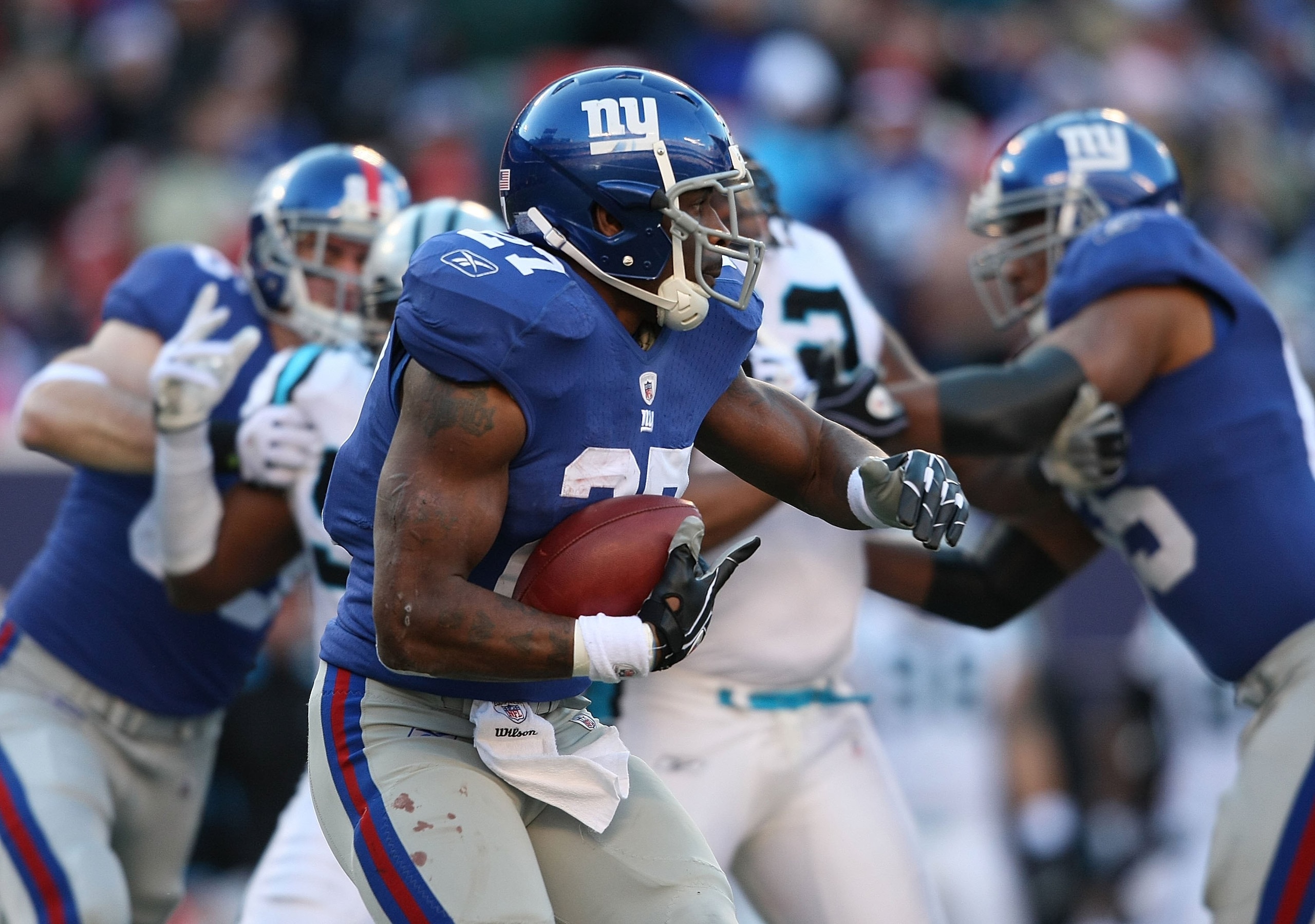 EAST RUTHERFORD, NJ - DECEMBER 27:  Brandon Jacobs #27 of the New York Giants rushes against the Carolina Panthers at Giants Stadium on December 27, 2009 in East Rutherford, New Jersey.  (Photo by Nick Laham/Getty Images)