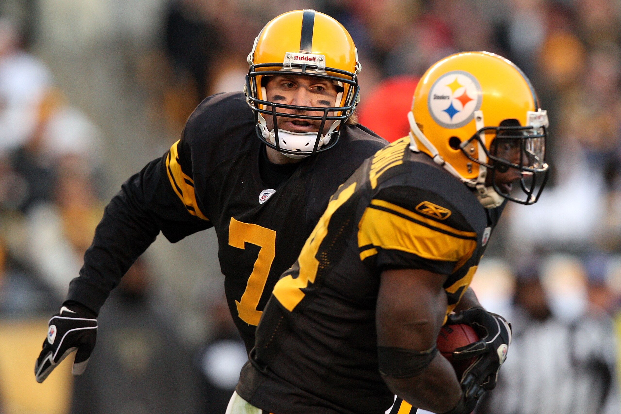 PITTSBURGH - DECEMBER 27:  Ben Roethlisberger #7 hands off to Rashard Mendenhall #34 of the Pittsburgh Steelers during the game against the Baltimore Ravens at Heinz Field on December 27, 2009 in Pittsburgh, Pennsylvania.  Pittsburgh won the game, 23-20. 