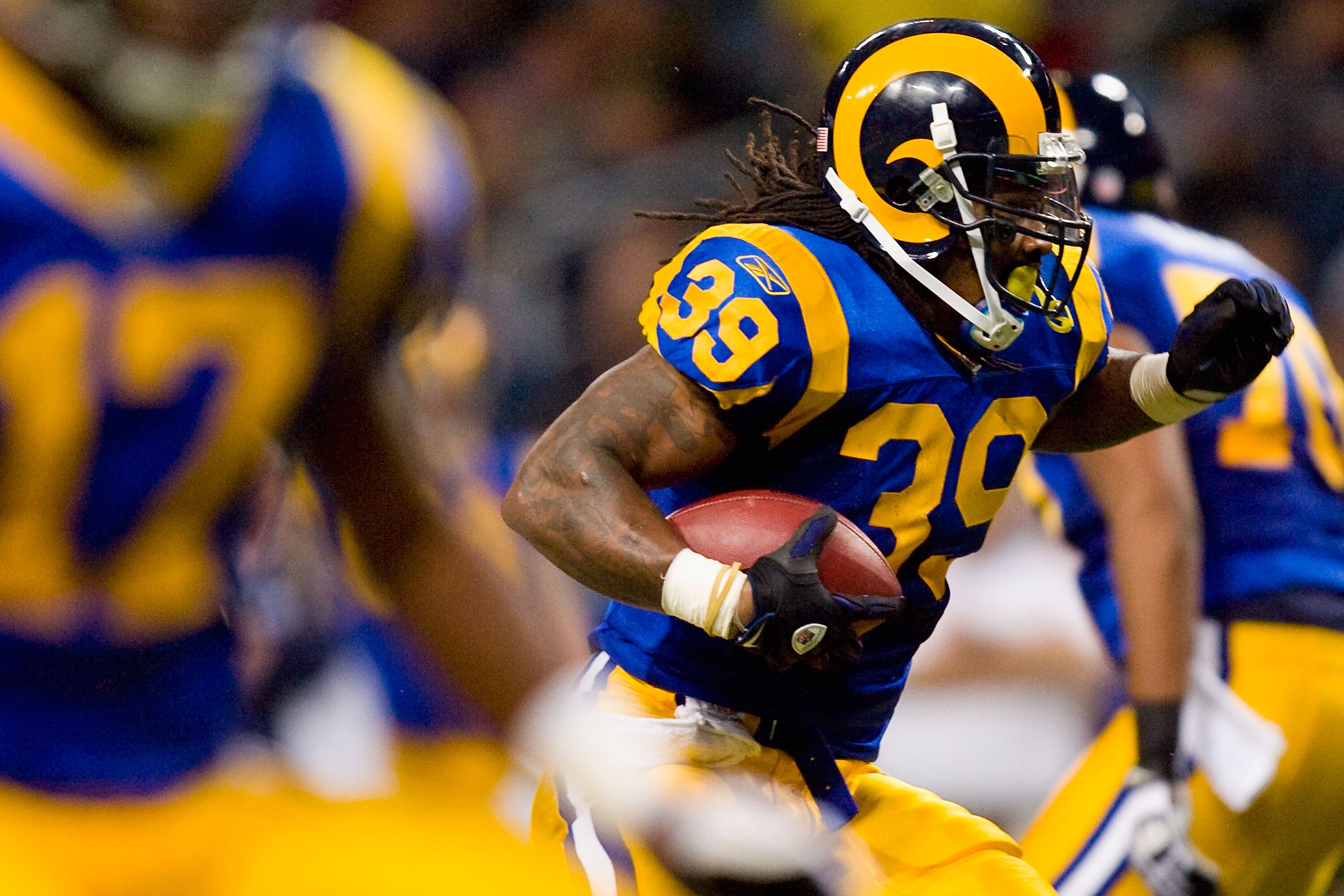 ST. LOUIS - DECEMBER 20: Steven Jackson #39 of the St. Louis Rams rushes against the Houston Texans at the Edward Jones Dome on December 20, 2009 in St. Louis, Missouri.  (Photo by Dilip Vishwanat/Getty Images)