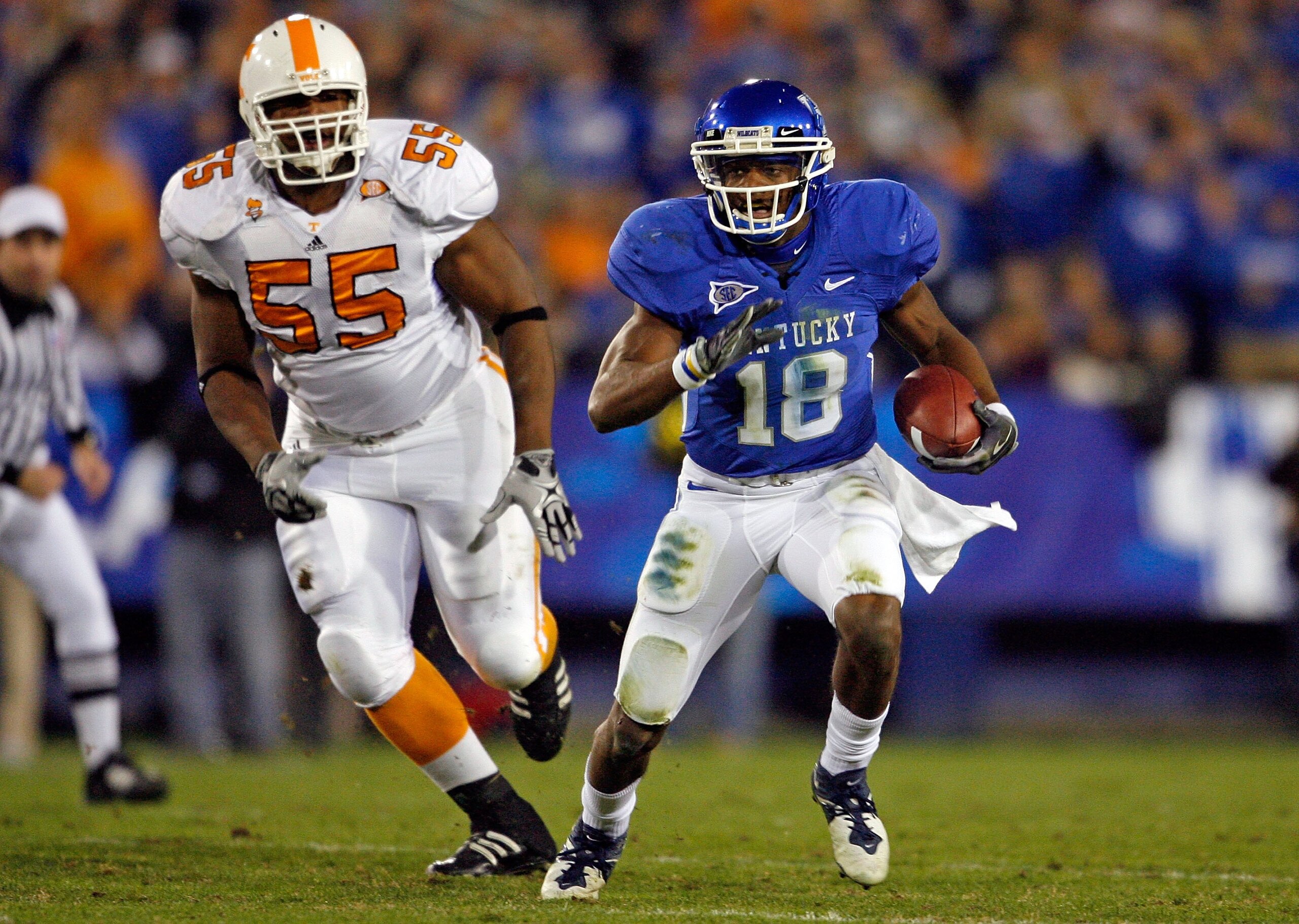 LEXINGTON, KY - NOVEMBER 28:  Randall Cobb #18 of the Kentucky Wildcats runs with the ball while defended by Dan Williams #55 of the Tennessee Volunteers during the SEC game at Commonwealth Stadium on November 28, 2009 in Lexington, Kentucky.  (Photo by A