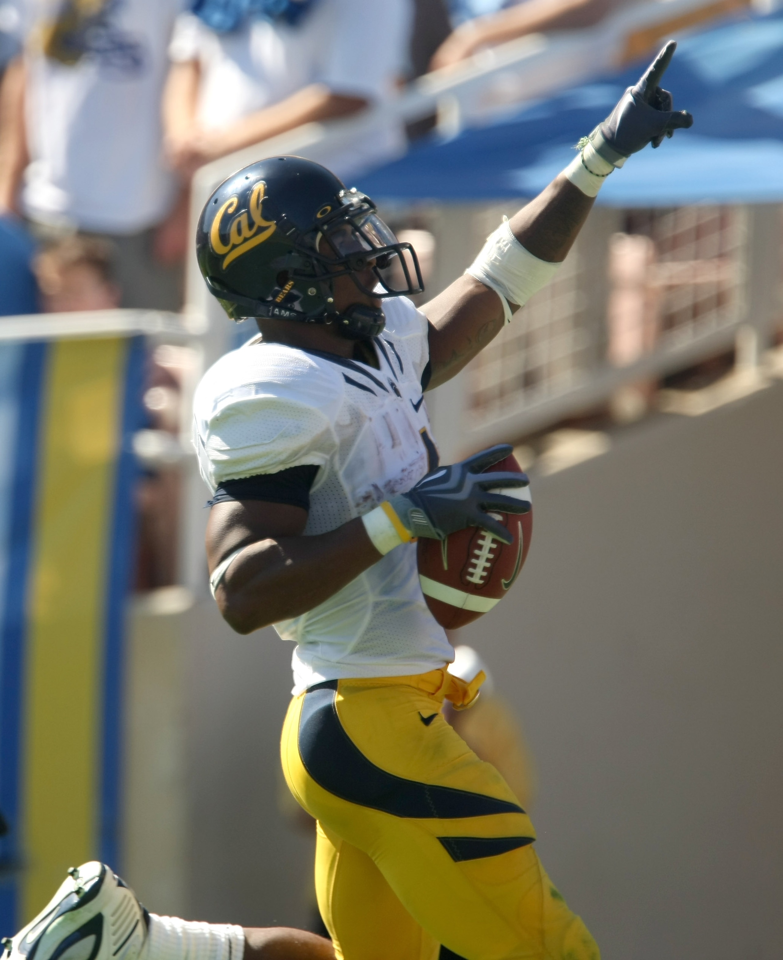 PASADENA, CA - OCTOBER 17:  Running back Jahvid Best #4 of the California Golden Bears celebrates as he scores on a 51 yard touchdown reception against  the UCLA Bruins  on October 17, 2009 at the Rose Bowl in Pasadena, California.  (Photo by Stephen Dunn