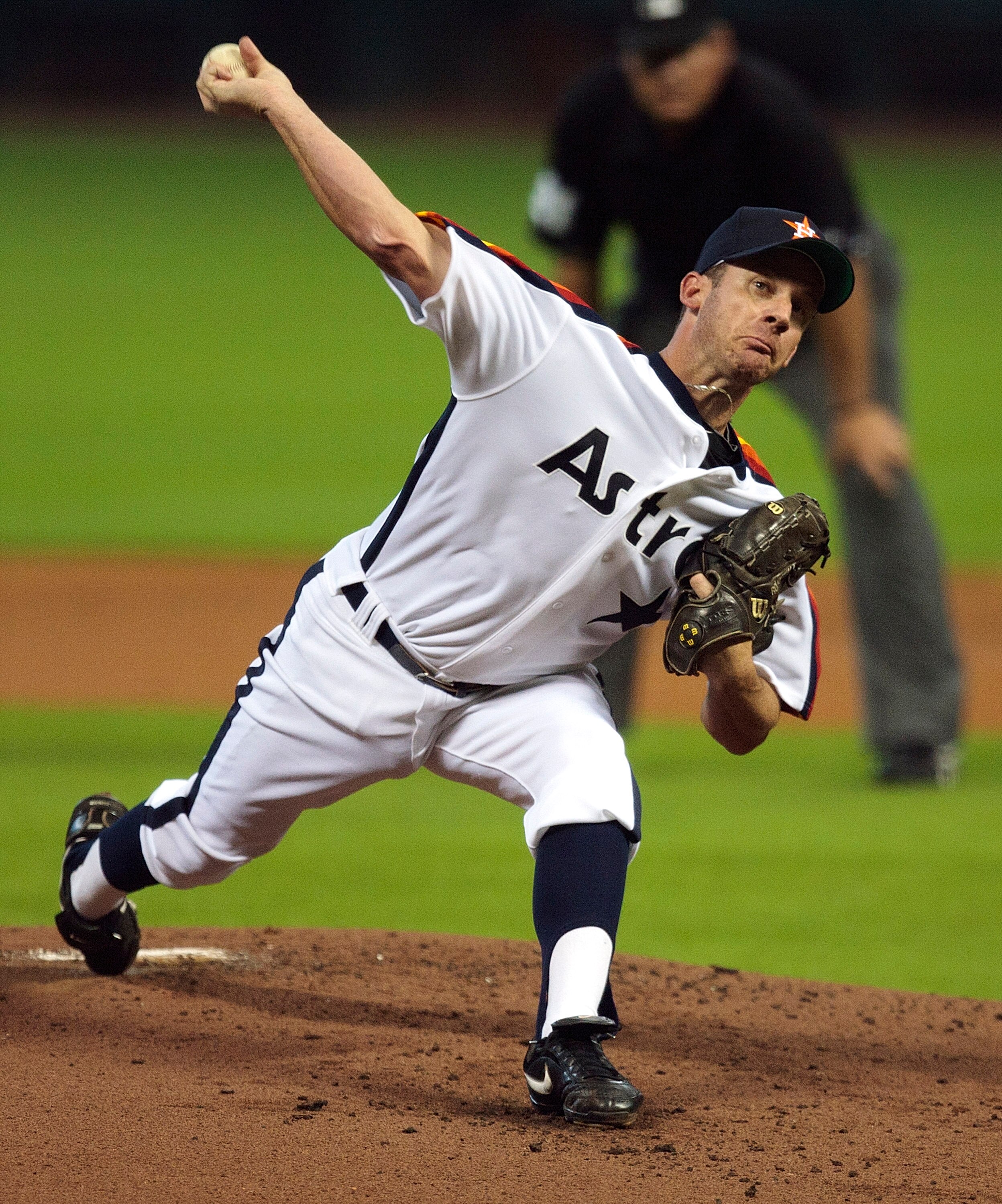 HOUSTON - JULY 24:  Pitcher Roy Oswalt #44 of the Houston Astros throws against the Cincinnati Reds in the first inning at Minute Maid Park on July 24, 2010 in Houston, Texas.  (Photo by Bob Levey/Getty Images)