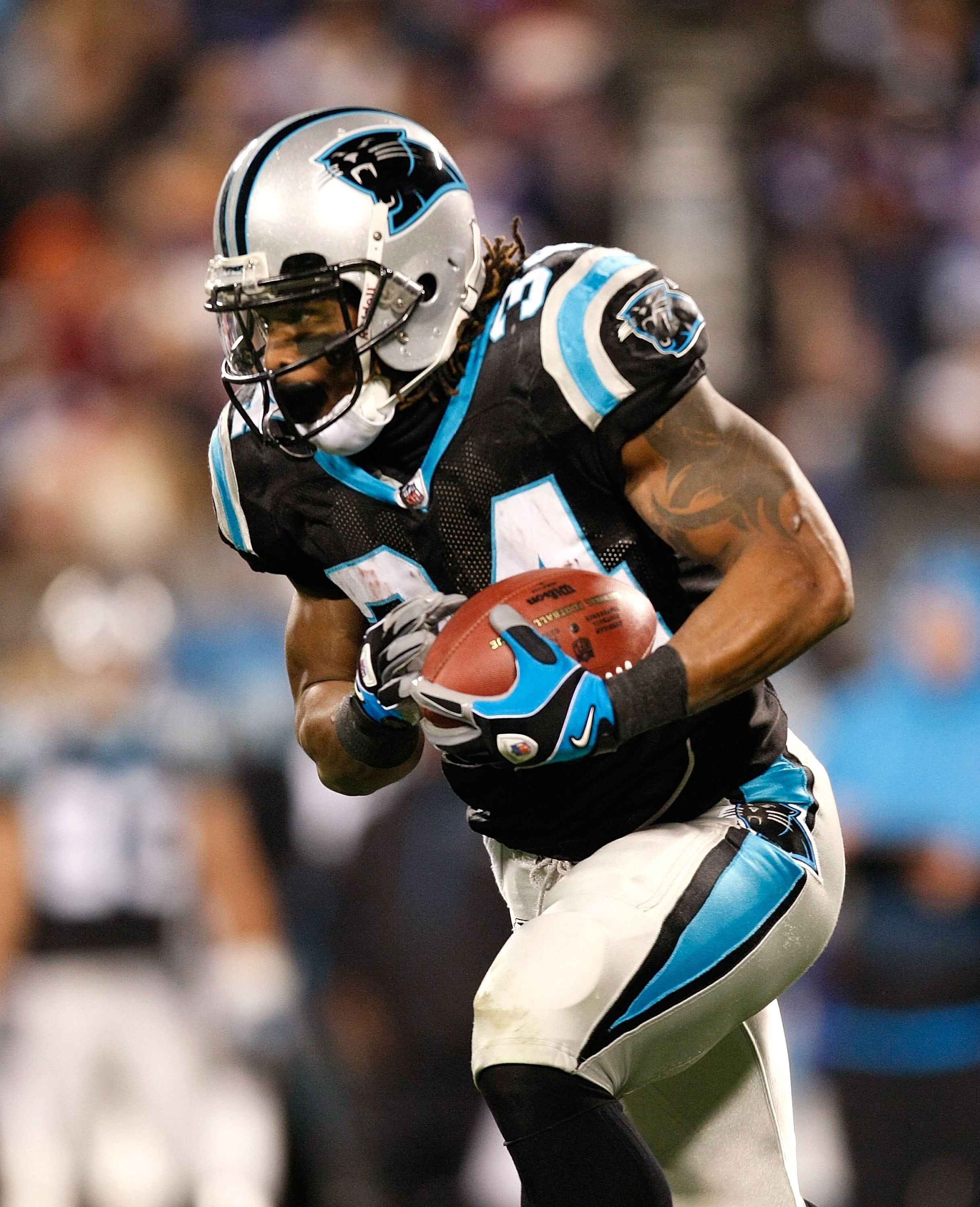 CHARLOTTE, NC - DECEMBER 20:  DeAngelo Williams #34 of the Carolina Panthers against the Minnesota Vikings at Bank of America Stadium on December 20, 2009 in Charlotte, North Carolina.  (Photo by Kevin C. Cox/Getty Images)