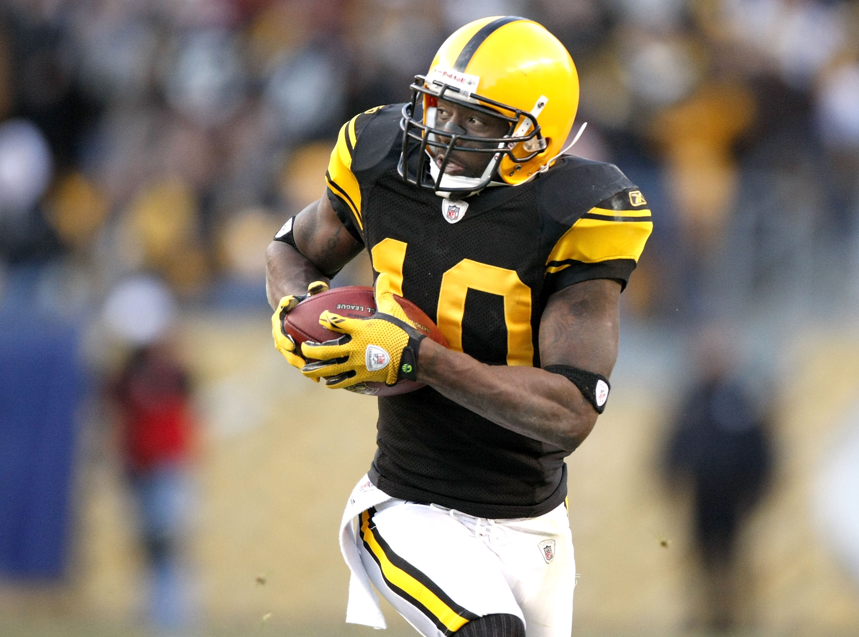 PITTSBURGH - DECEMBER 27:  Santonio Holmes #10 of the Pittsburgh Steelers runs after a fourth quarter catch against the Baltimore Ravens on December 27, 2009 at Heinz Field in Pittsburgh, Pennsylvania. Pittsburgh won the game 23-20. (Photo by Gregory Sham