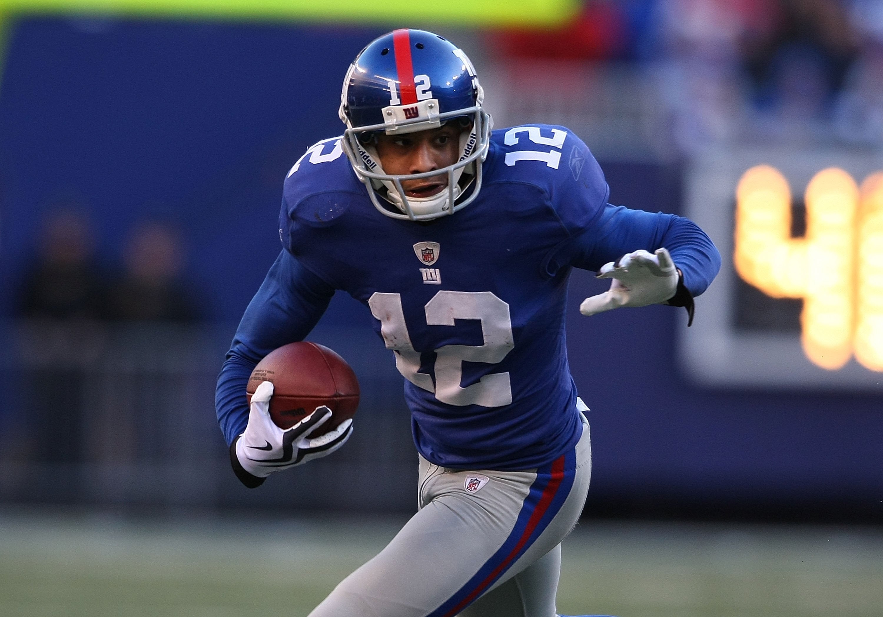 EAST RUTHERFORD, NJ - DECEMBER 27:  Steve Smith #12 of the New York Giants runs against the Carolina Panthers at Giants Stadium on December 27, 2009 in East Rutherford, New Jersey.  (Photo by Nick Laham/Getty Images)