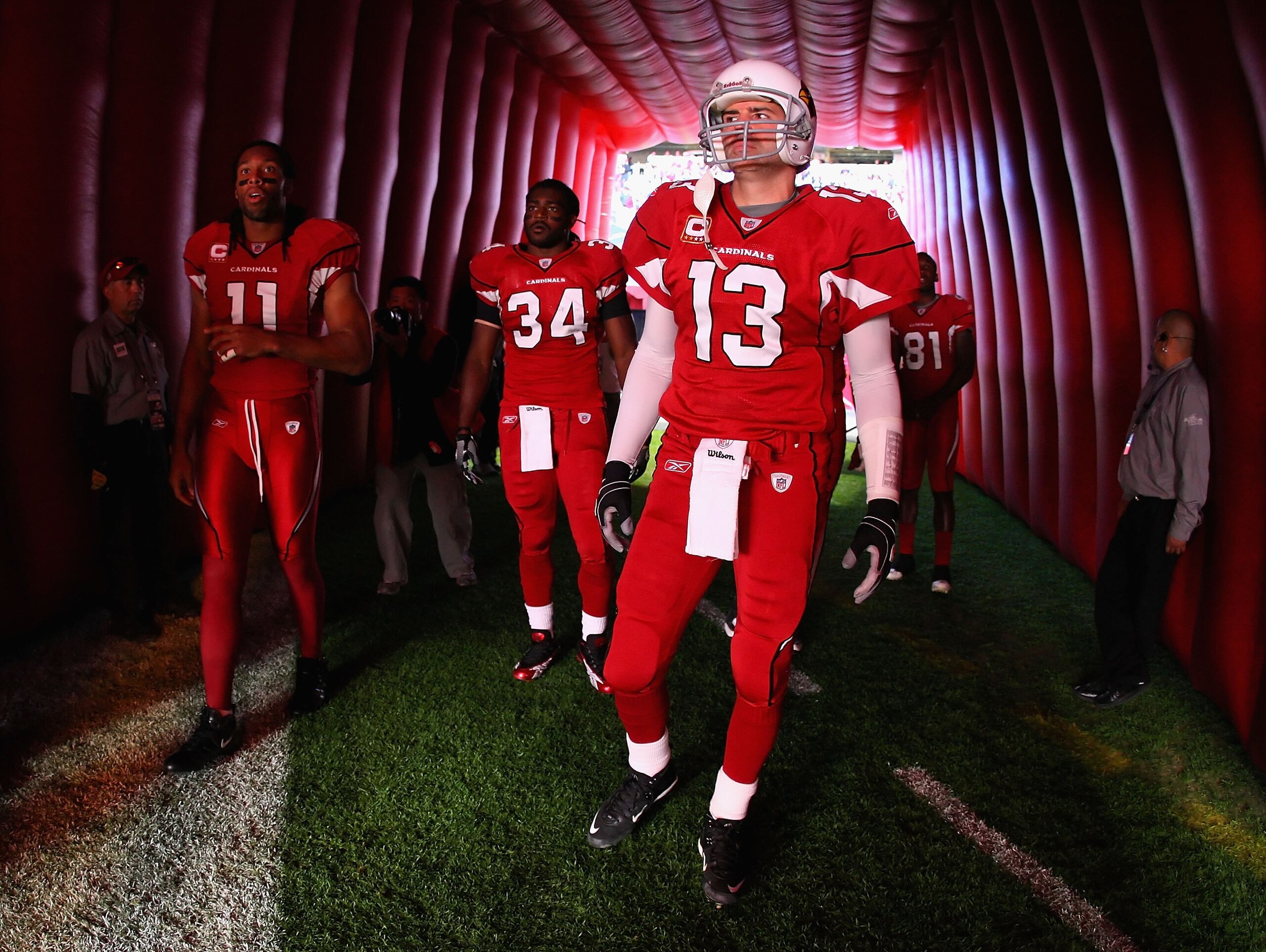 GLENDALE, AZ - DECEMBER 27:  Kurt Warner #13 of the Arizona Cardinals prepares to take the field before the NFL game against the St. Louis Rams at the Universtity of Phoenix Stadium on December 27, 2009 in Glendale, Arizona. The Cardinals defeated the Ram