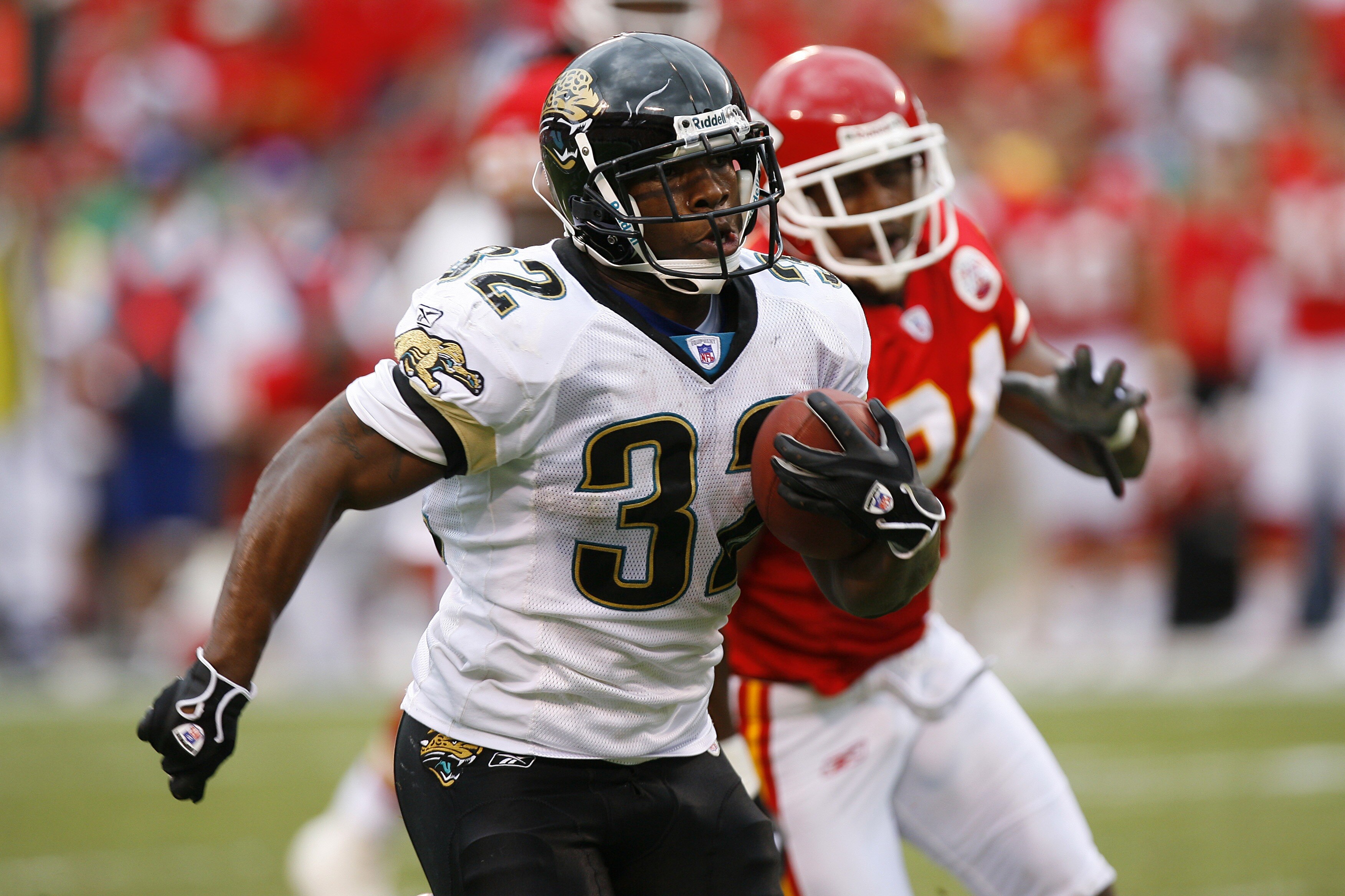KANSAS CITY, MO - OCTOBER 7:   Maurice Jones-Drew #32 of the Jacksonville Jaguars runs for a 52-yard touchdown against the Kansas City Chiefs during first half action on October 7, 2007 at Arrowhead Stadium in Kansas City, Missouri.  (Photo by G. Newman L