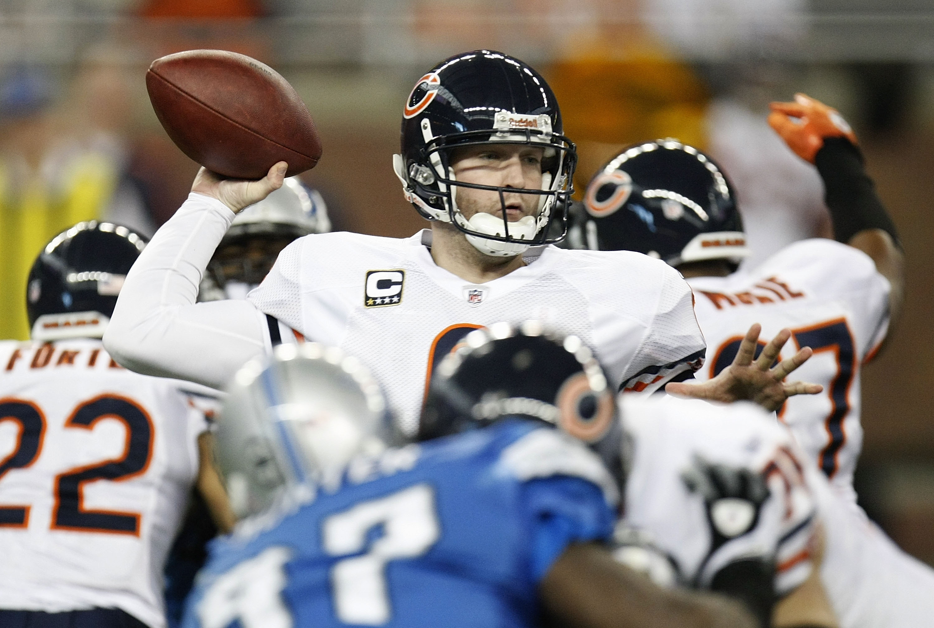 DETROIT - JANUARY 03:  Jay Cutler #6 of the Chicago Bears throws a first quarter pass while playing the Detroit Lions on January 3, 2010 at Ford Field in Detroit, Michigan.  (Photo by Gregory Shamus/Getty Images)
