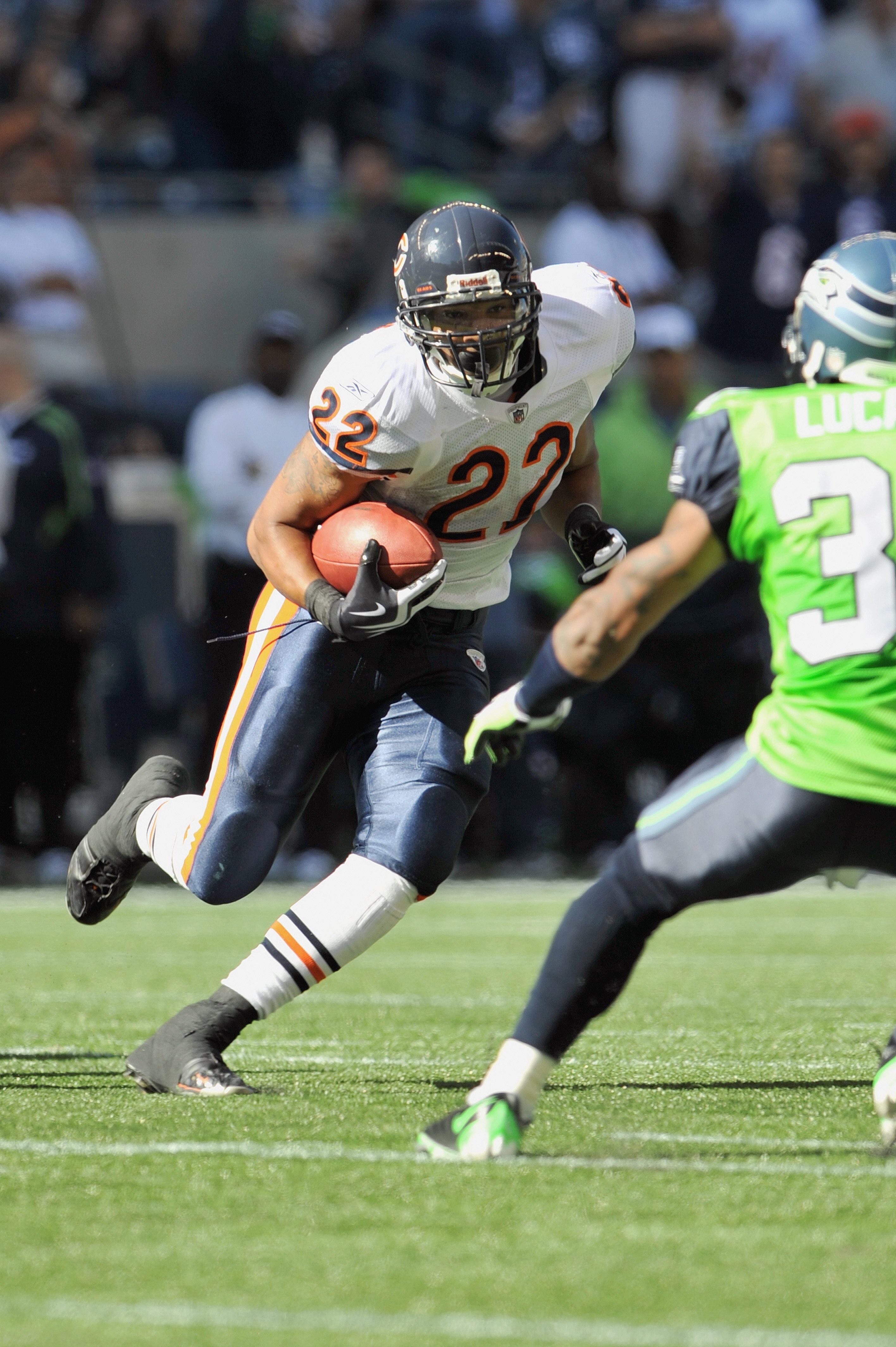 SEATTLE - SEPTEMBER 27: Matt Forte #22 of the Chicago Bears carries the ball during the game against the Seattle Seahawks on September 27, 2009 at Qwest Field in Seattle, Washington. The Bears defeated the Seahawks 25-19.  (Photo by Otto Greule Jr/Getty I