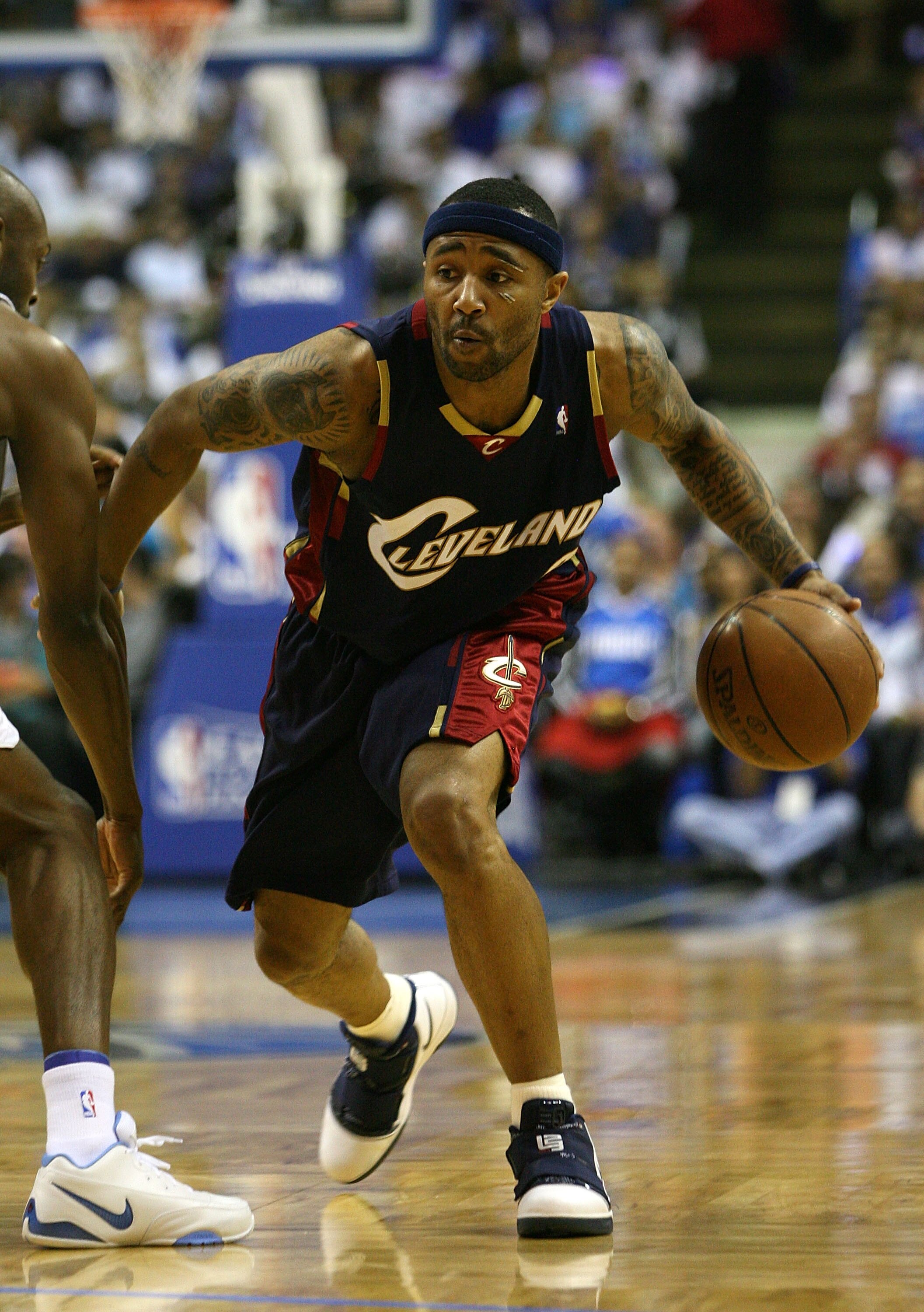 ORLANDO, FL - MAY 30: Mo Williams #2 of the Cleveland Cavaliers handles the ball against the Orlando Magic in Game Six of the Eastern Conference Finals during the 2009 Playoffs at Amway Arena on May 30, 2009 in Orlando, Florida. NOTE TO USER: User express