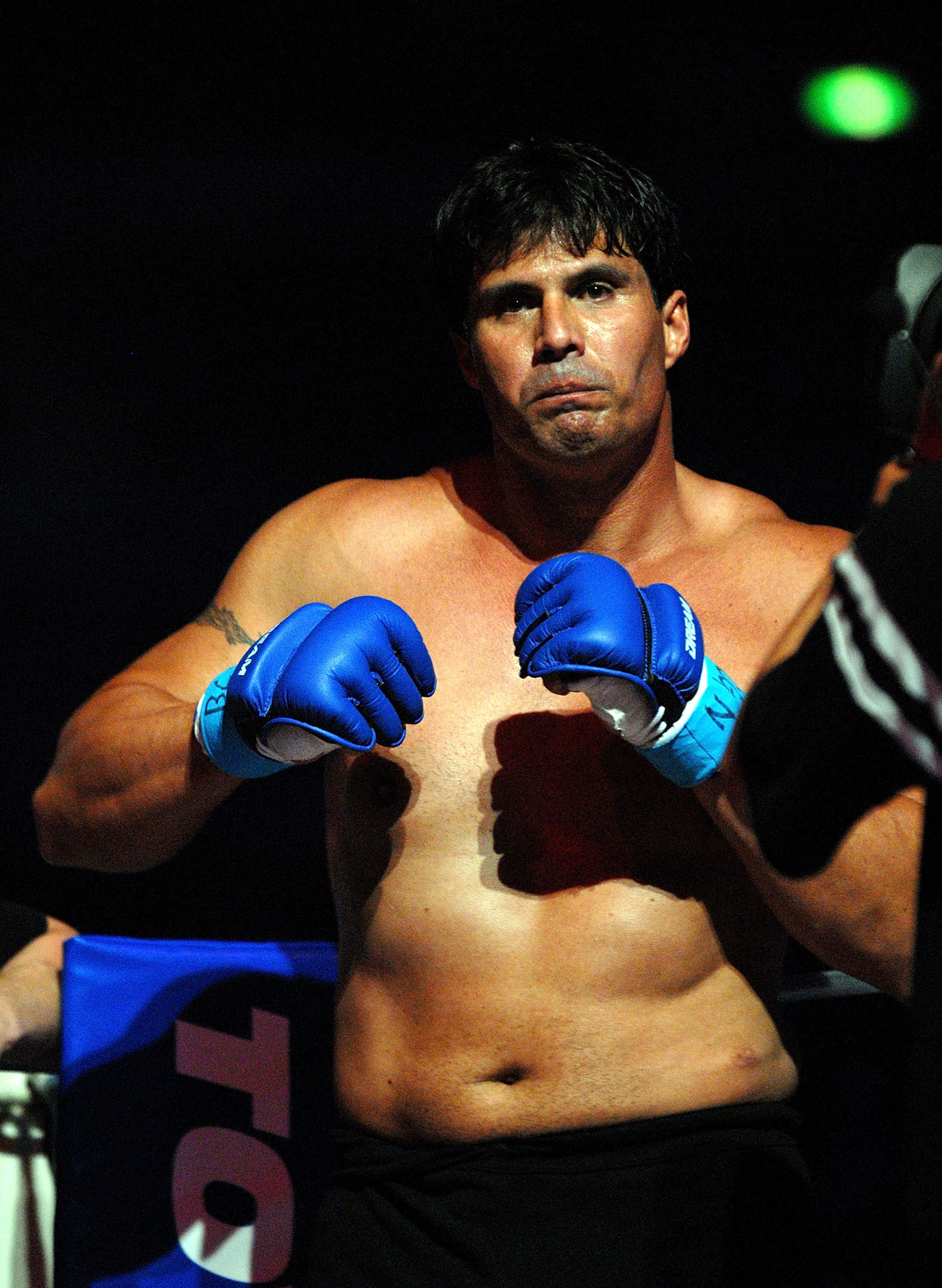 YOKOHAMA, JAPAN - MAY 26:  Former Oakland Athletics slugger Jose Canseco warms up prior to the match with Choi Hong-man at first Round of Super Hulk Tournament during Dream.9 at Yokohama Arena on May 26, 2009 in Yokohama, Kanagawa, Japan. Canseco lost at 