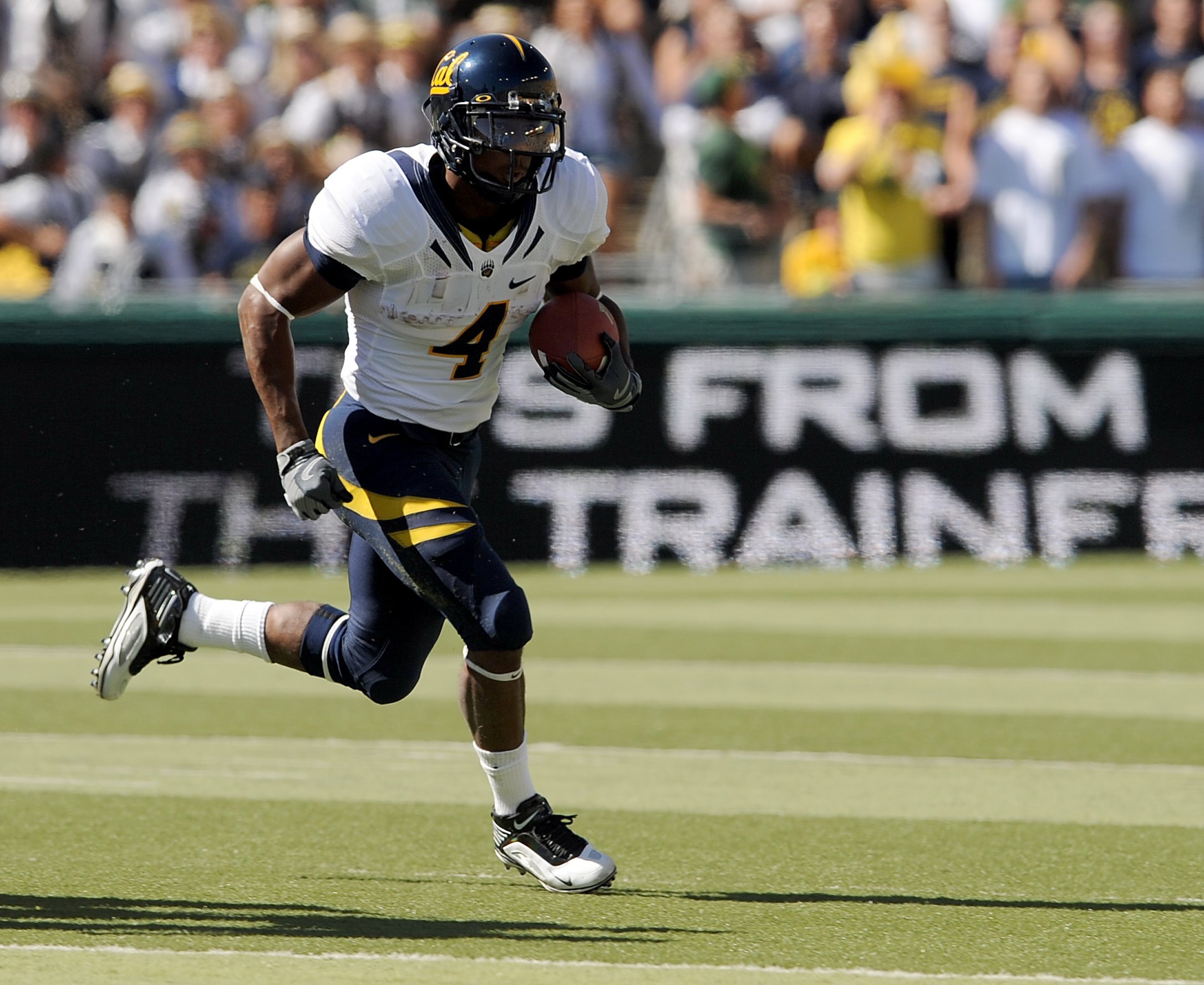 EUGENE, OR - SEPTEMBER 26: Running back Jahvid Best #4 of the California Bears looks for some running room as he turns the corner  in the second quarter of the game against the Oregon Ducks at Autzen Stadium on September 26, 2009 in Eugene, Oregon. Oregon