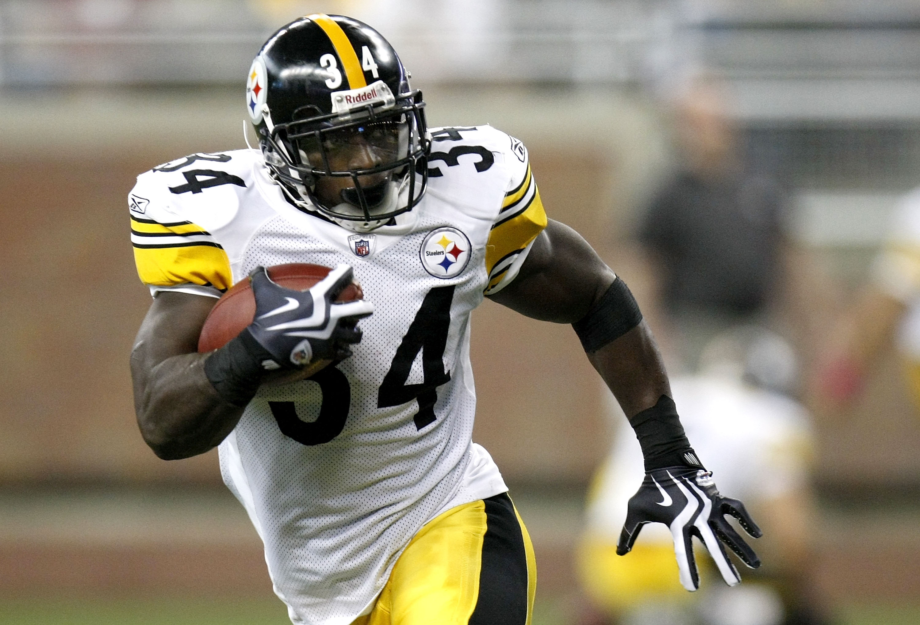 DETROIT , MI - OCTOBER 11:  Rashard Mendenhall #34 of the Pittsburgh Steelers runs for a first quarter touchdown while playing the Detroit Lions on October 11, 2009 at Ford Field in Detroit, Michigan. Pittsburgh won the game 28-20. (Photo by Gregory Shamu