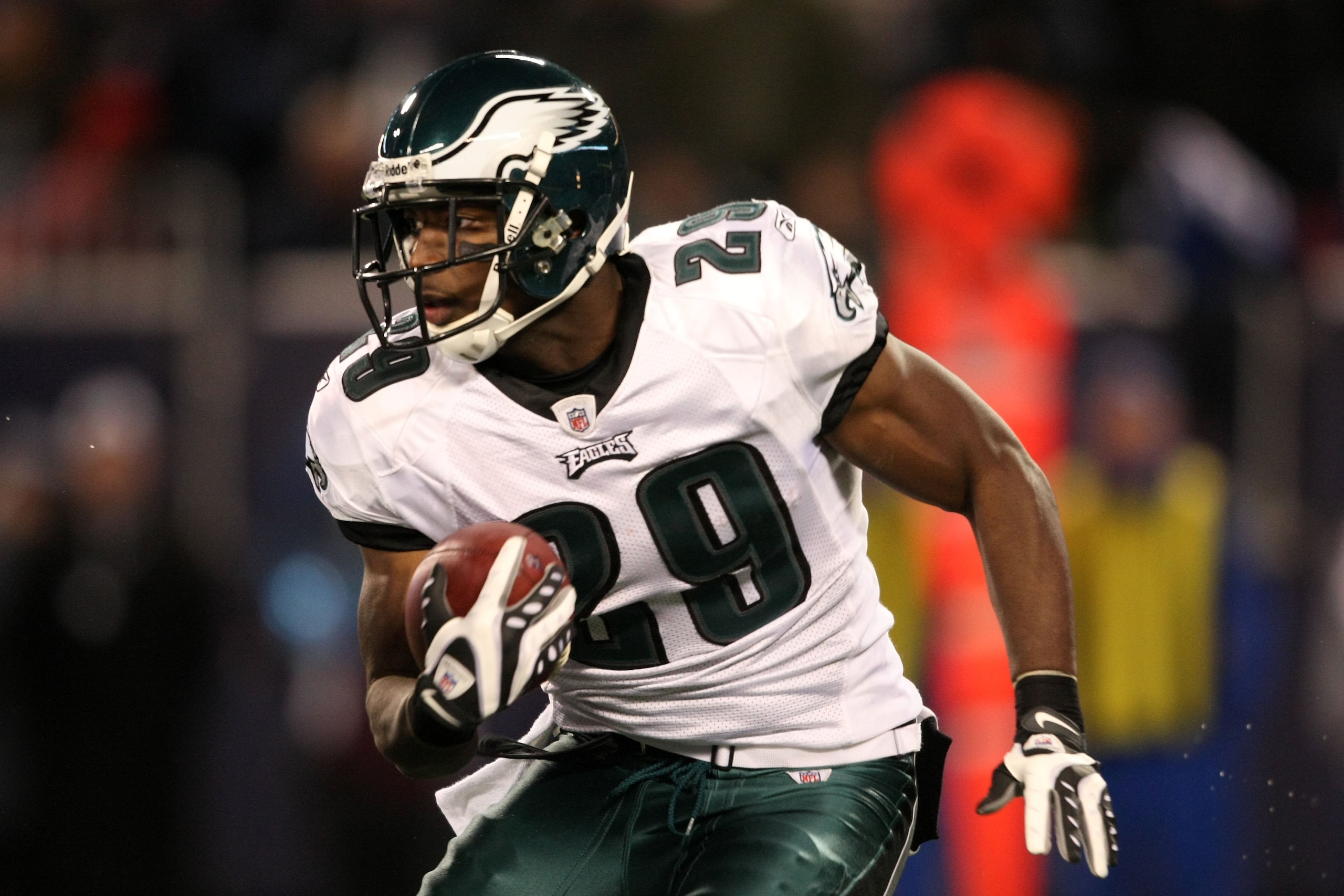 EAST RUTHERFORD, NJ - DECEMBER 13:  LeSean McCoy #29 of the Philadelphia Eagles runs the ball against the New York Giants at Giants Stadium on December 13, 2009 in East Rutherford, New Jersey.  (Photo by Nick Laham/Getty Images)