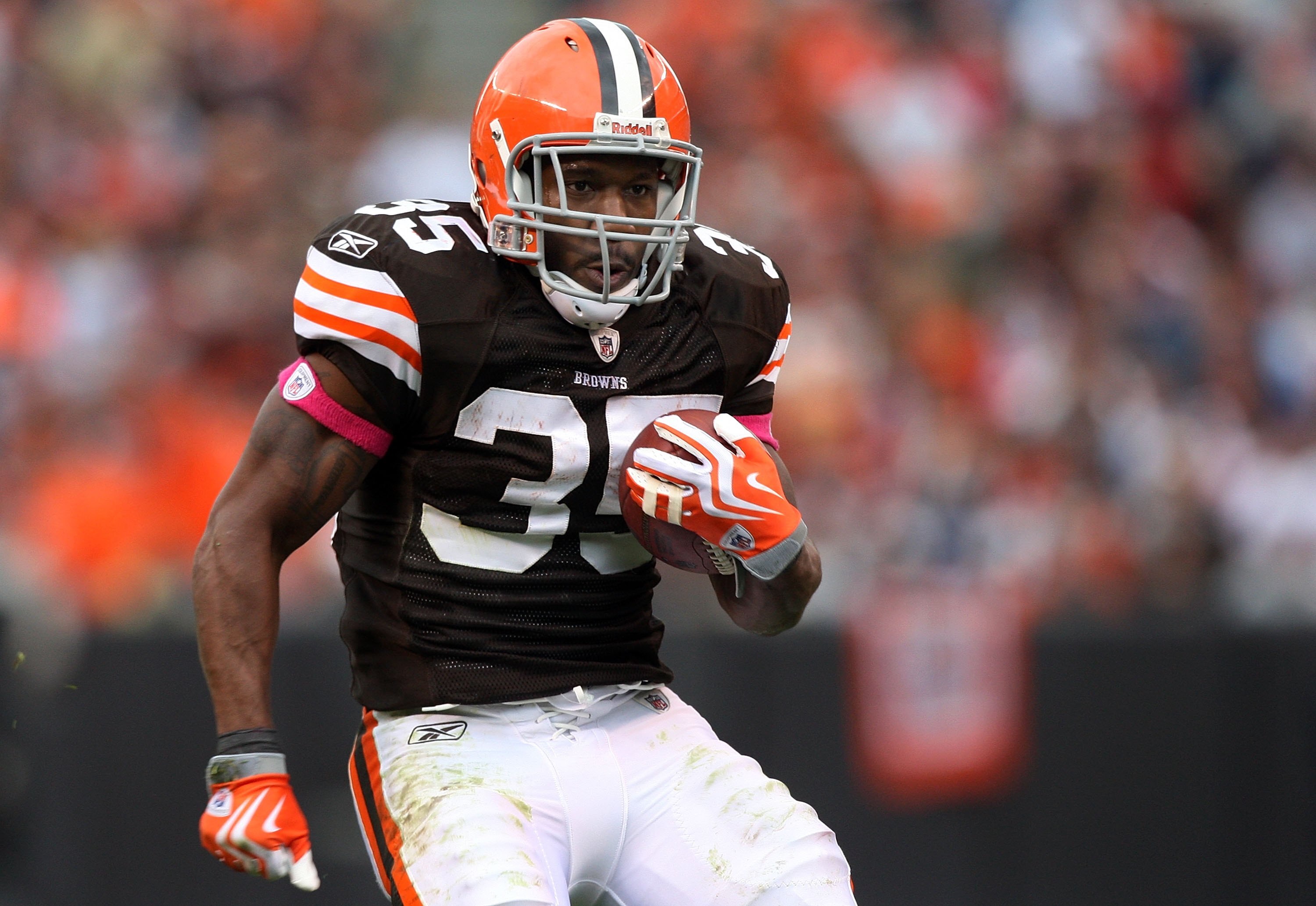 CLEVELAND - OCTOBER 04:  Jerome Harrison #35 of the Cleveland Browns runs the ball against the Cincinnati Bengals during their game at Cleveland Browns Stadium on October 4, 2009 in Cleveland, Ohio. The Bengals defeated the Browns 23-20 in overtime.  (Pho