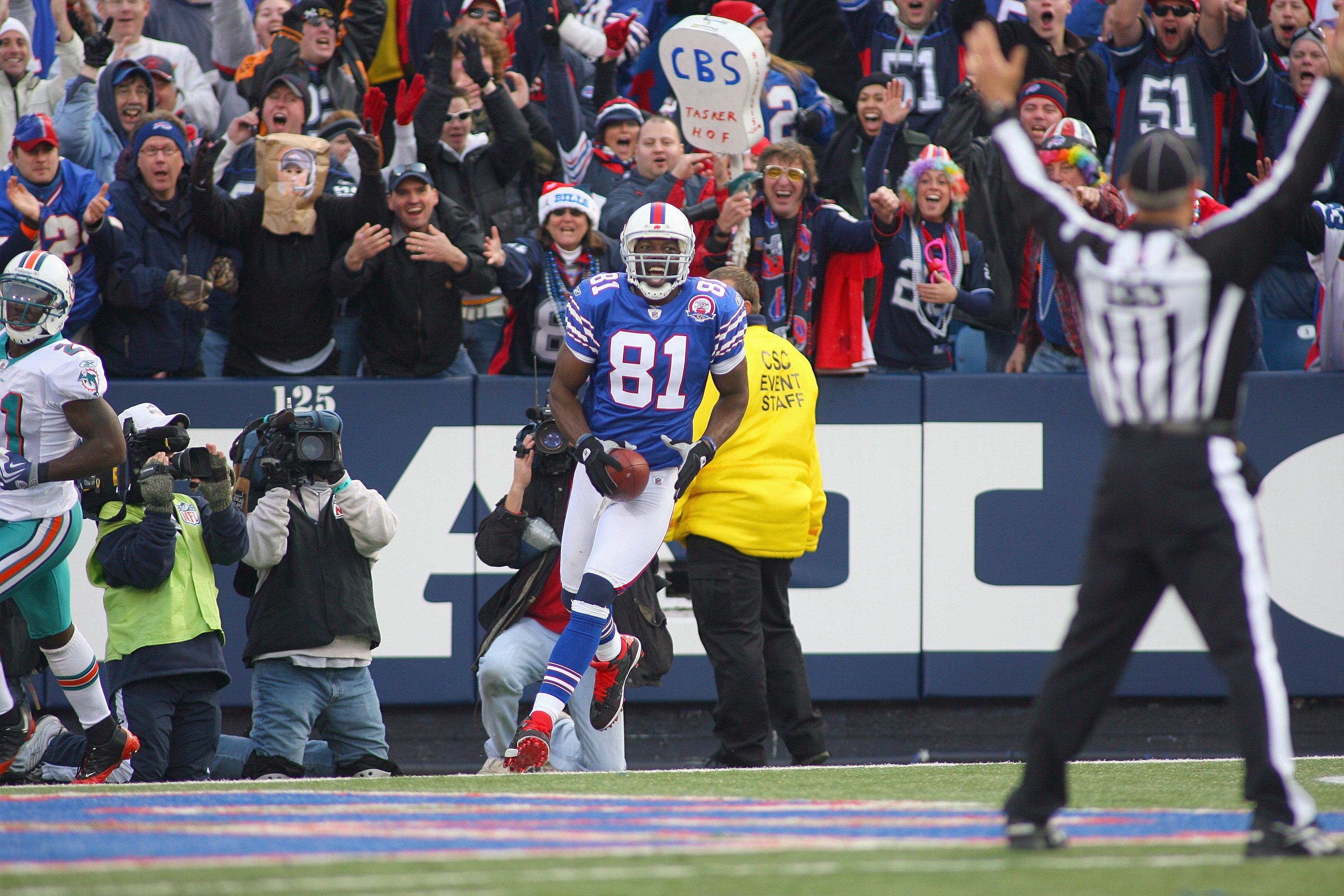 ORCHARD PARK, NY - NOVEMBER 29: Terrell Owens #81 of the Buffalo Bills crosses the goal line for a 51 yard touchdown ahead of Vontae Davis #21 of the Miami Dolphins at Ralph Wilson Stadium on November 29, 2009 in Orchard Park, New York. Buffalo won 31-14.