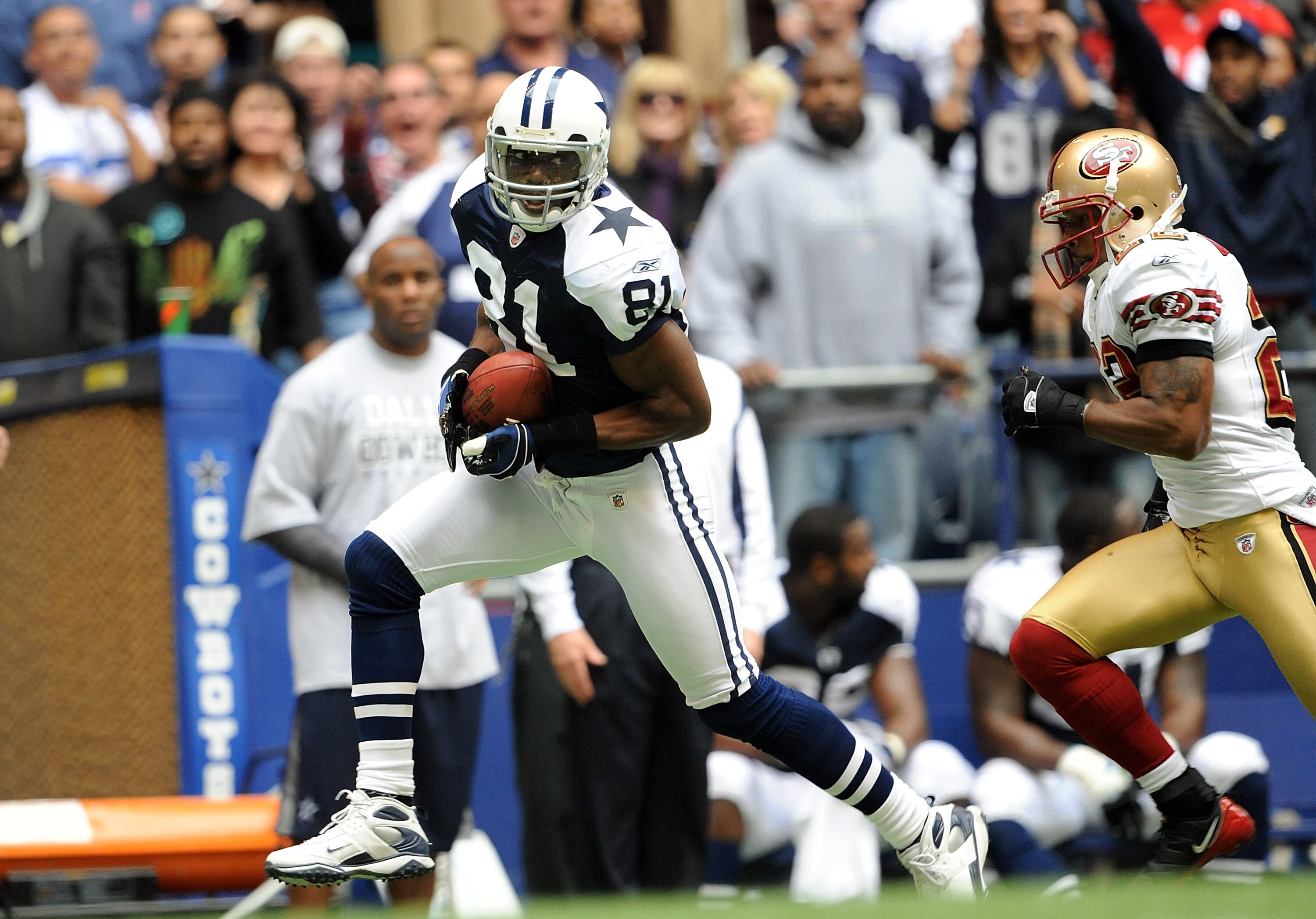 IRVING, TX - NOVEMBER 23:  Wide receiver Terrell Owens #81 of the Dallas Cowboys makes a touchdown pass reception against Nate Clements #22 of the San Francisco 49ers at Texas Stadium on November 23, 2008 in Irving, Texas.  (Photo by Ronald Martinez/Getty