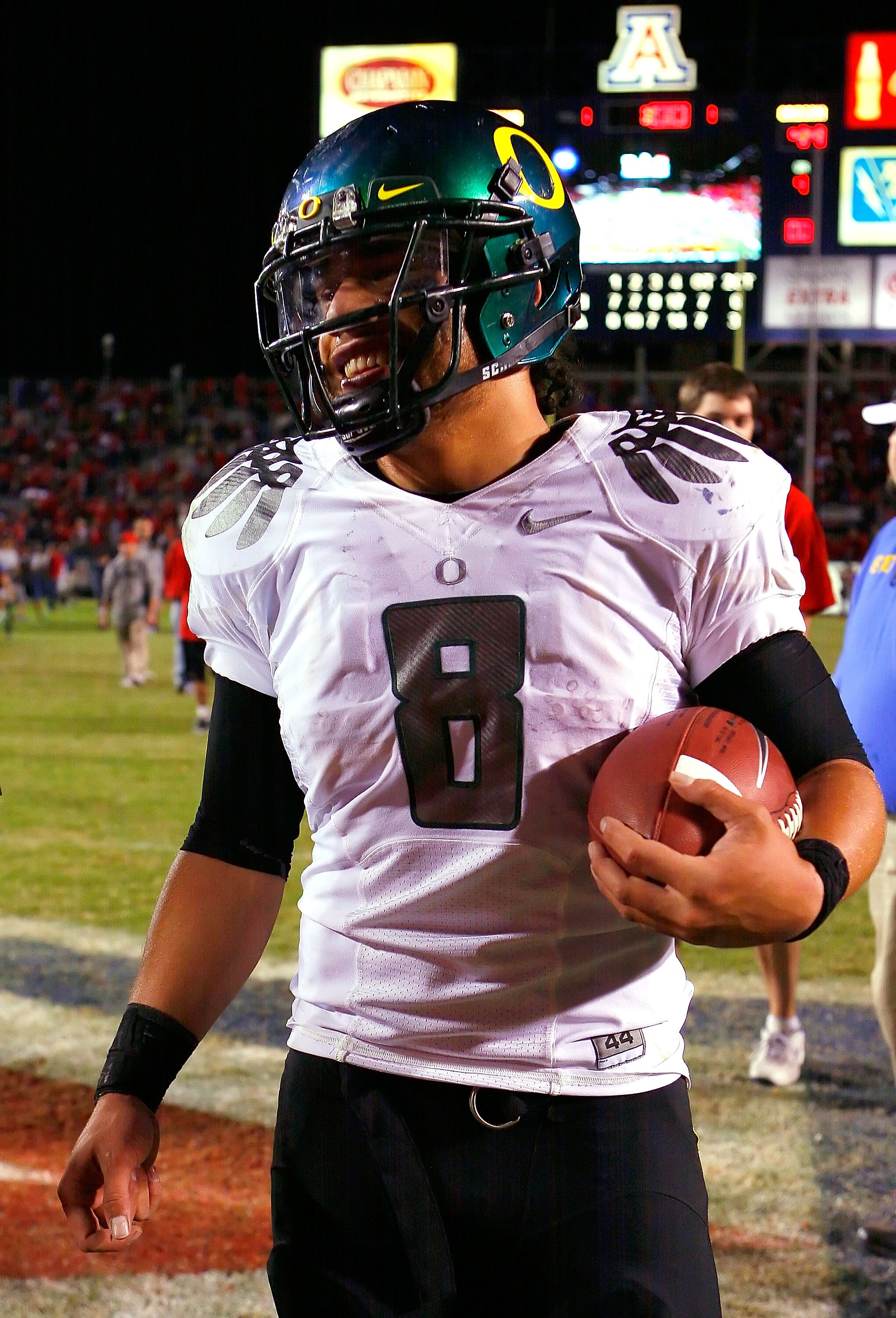 PASADENA, CA - JANUARY 01:  Quarterback Jeremiah Masoli #8 of the Oregon Ducks attempts a pass against the Ohio State Buckeyes at the 96th Rose Bowl game on January 1, 2010 in Pasadena, California.  (Photo by Stephen Dunn/Getty Images)