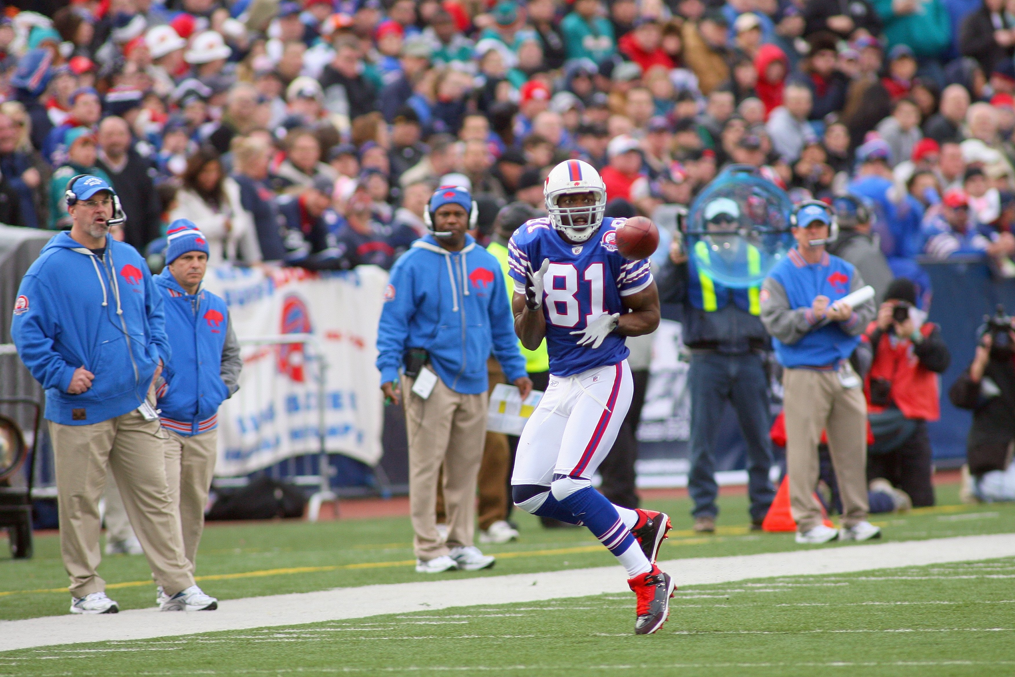 ORCHARD PARK, NY - NOVEMBER 29:  Terrell Owens #81 of the Buffalo Bills catches the pass during the game against the Miami Dolphins at Ralph Wilson Stadium on November 29, 2009 in Orchard Park, New York. Buffalo won 31-14. (Photo by Rick Stewart/Getty Ima