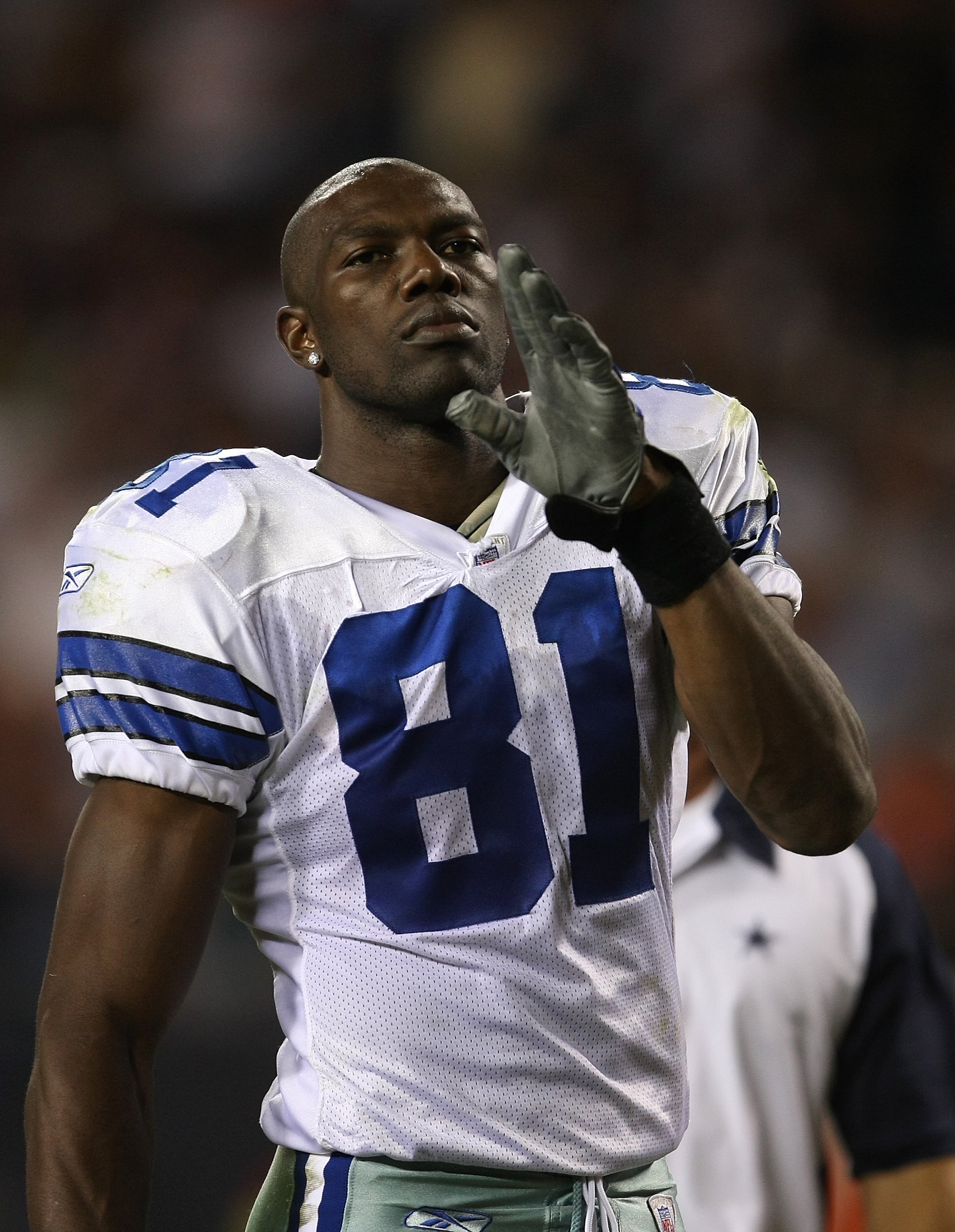 CHICAGO - SEPTEMBER 23:  Terrell Owens #81 of the Dallas Cowboys gestures on the sideline against the Chicago Bears at Soldier Field on September 23, 2007 in Chicago, Illinois.  (Photo by Jonathan Daniel/Getty Images)