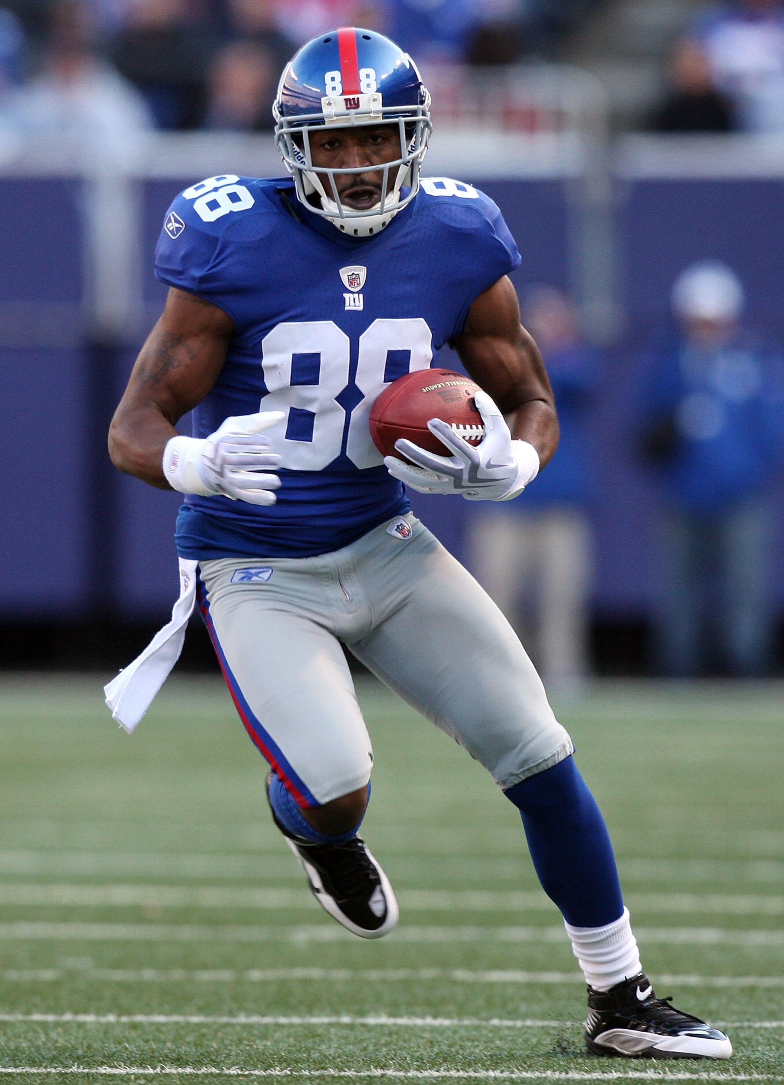 EAST RUTHERFORD, NJ - NOVEMBER 22:  Hakeem Nicks #88 of the New York Giants runs the ball after a catch late in the first half against the Atlanta Falcons on November 22, 2009 at Giants Stadium in East Rutherford, New Jersey.  (Photo by Jim McIsaac/Getty
