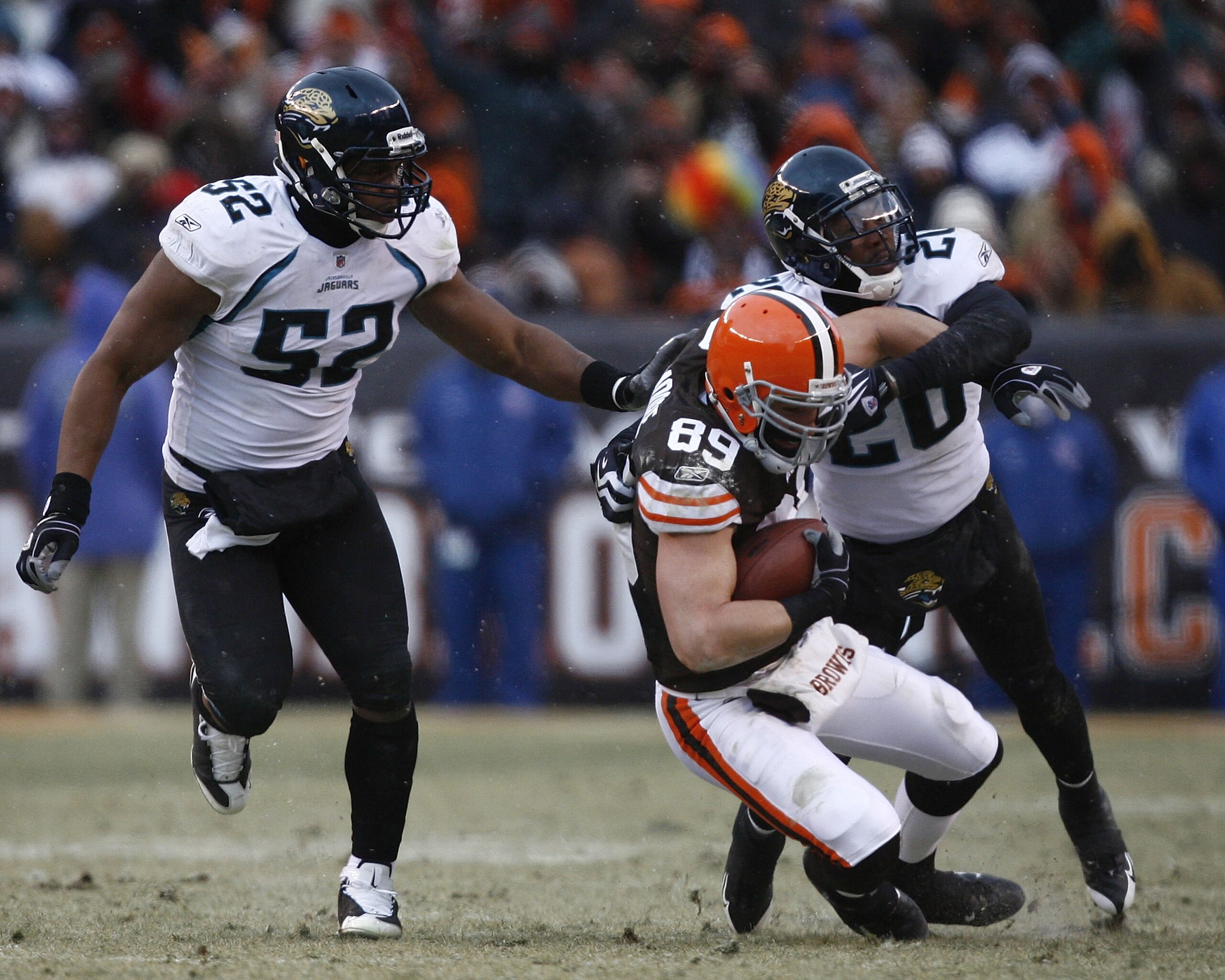 CLEVELAND - JANUARY 03: Evan Moore #89 of the Cleveland Browns dives for yardage as he is hit by Daryl Smith #52 and Anthony Smith #20 of the Jacksonville Jaguars at Cleveland Browns Stadium on January 3, 2010 in Cleveland, Ohio. (Photo by Matt Sullivan CLEVELAND - JANUARY 03: Evan Moore #89 of the Cleveland Browns dives for yardage as he is hit by Daryl Smith #52 and Anthony Smith #20 of the Jacksonville Jaguars at Cleveland Browns Stadium on January 3, 2010 in Cleveland, Ohio. (Photo by Matt Sullivan