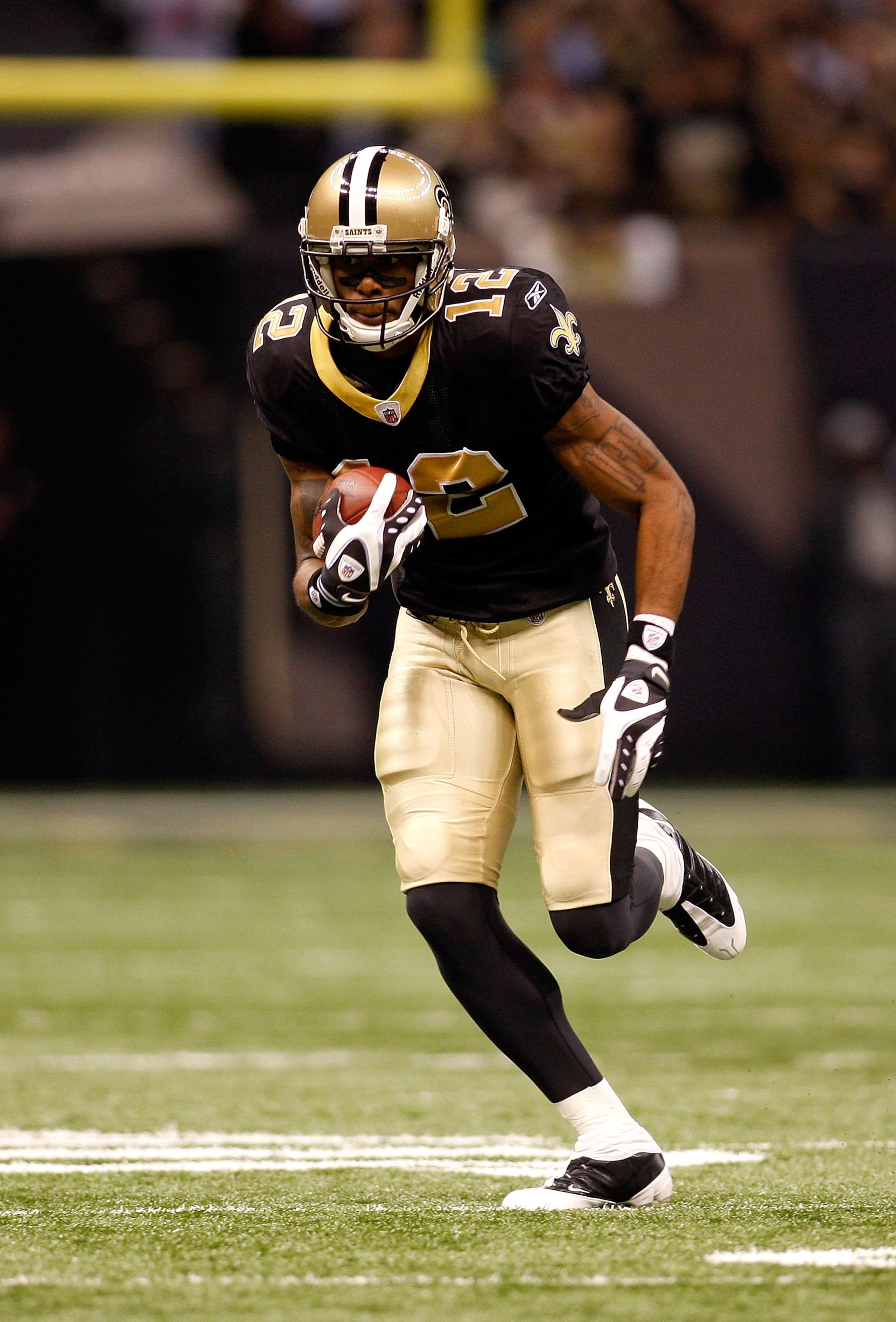 NEW ORLEANS - JANUARY 16:  Marques Colston #12 of the New Orleans Saints runs for yards after the catch against the Arizona Cardinals during the NFC Divisional Playoff Game at Louisana Superdome on January 16, 2010 in New Orleans, Louisiana. The Saints wo