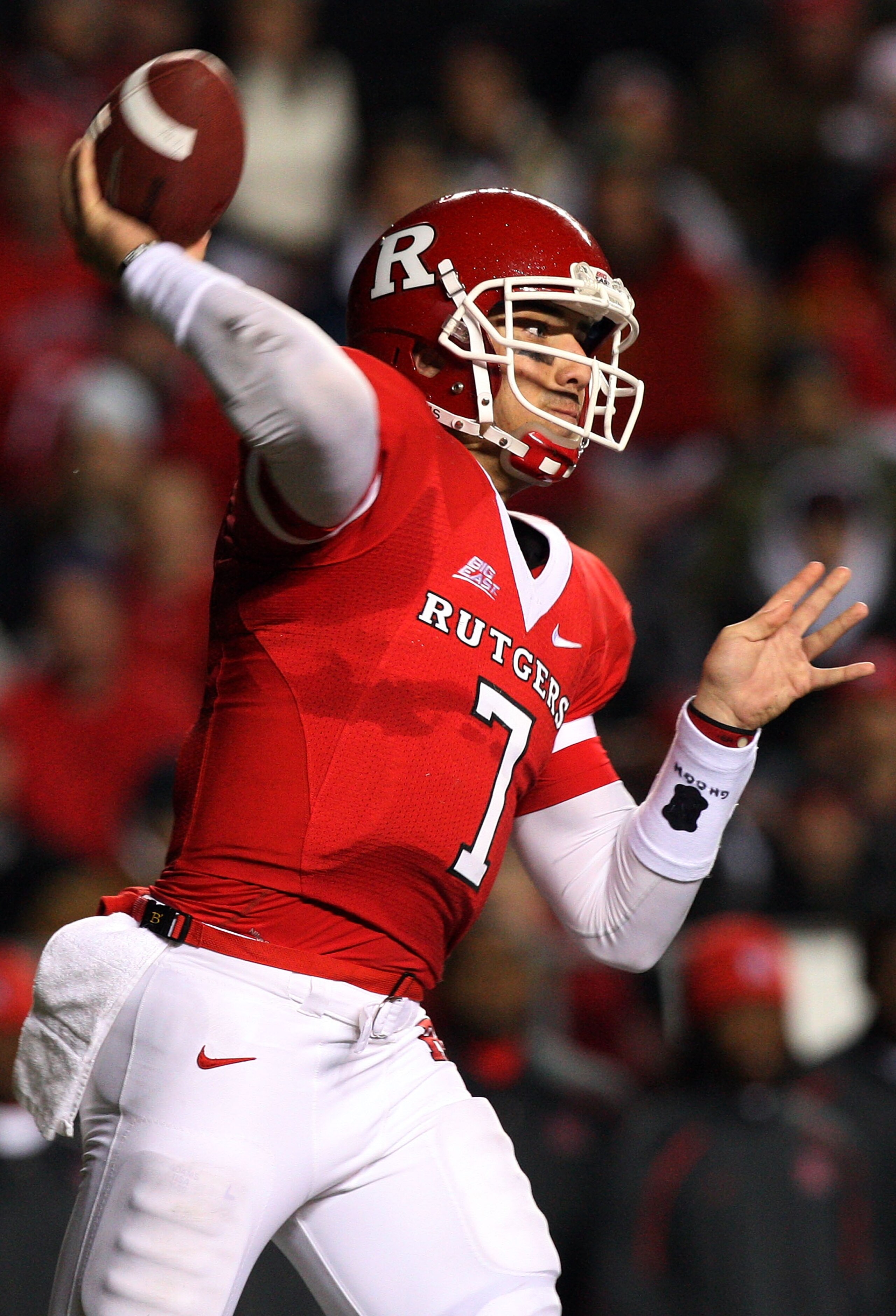 PISCATAWAY, NJ - NOVEMBER 12:  Tom Savage #7 of the Rutgers Scarlet Knights throws a pass against the South Florida Bulls at Rutgers Stadium on November 12, 2009 in Piscataway, New Jersey.  (Photo by Jim McIsaac/Getty Images)