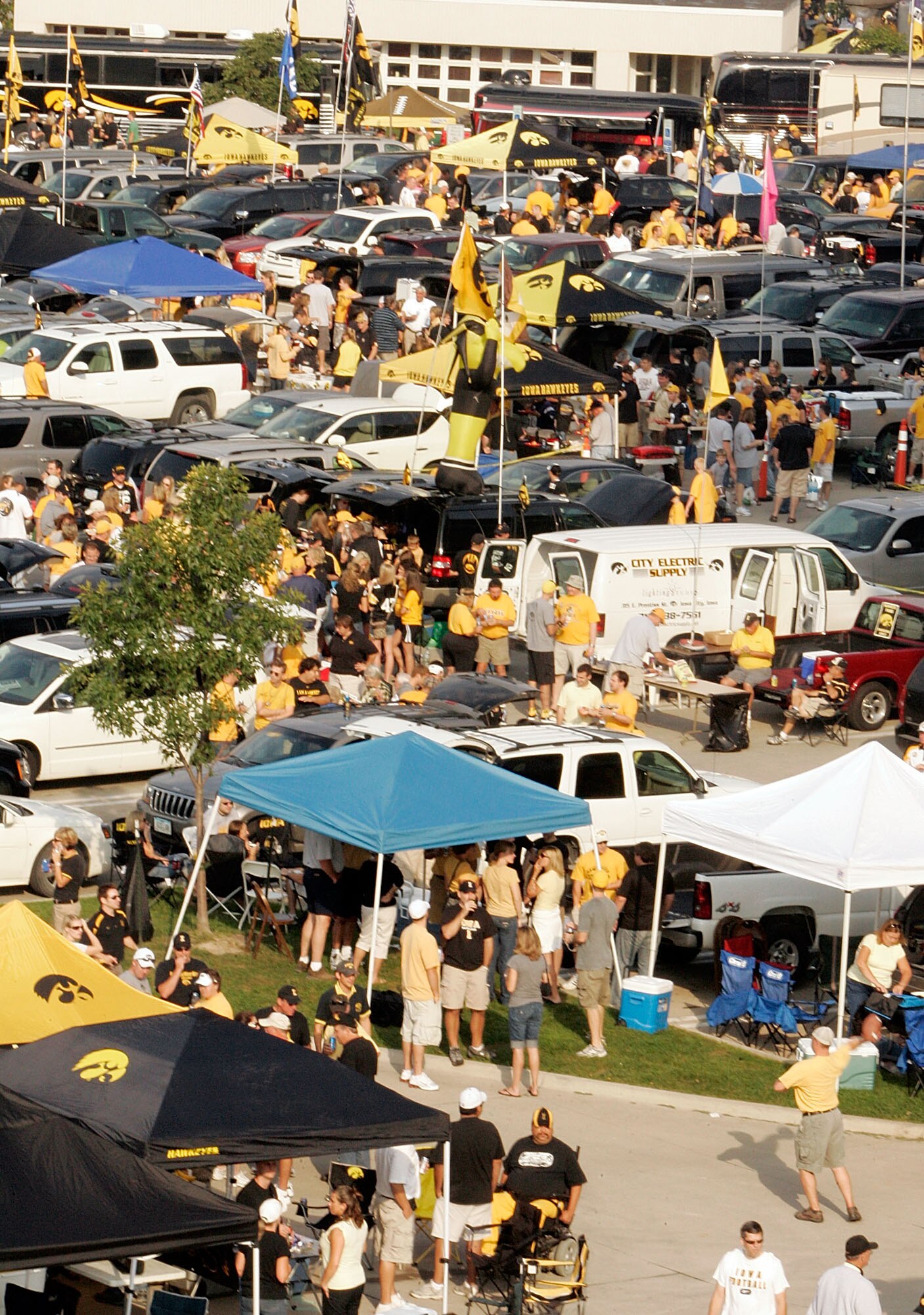 STARKVILLE, MS - OCTOBER 24:  Fans of the Mississippi State Bulldogs football team tailgate outside Davis Wade Stadium before taking on the Florida Gators on October 24, 2009 in Starkville, Mississippi.  (Photo by Rick Dole/Getty Images)
