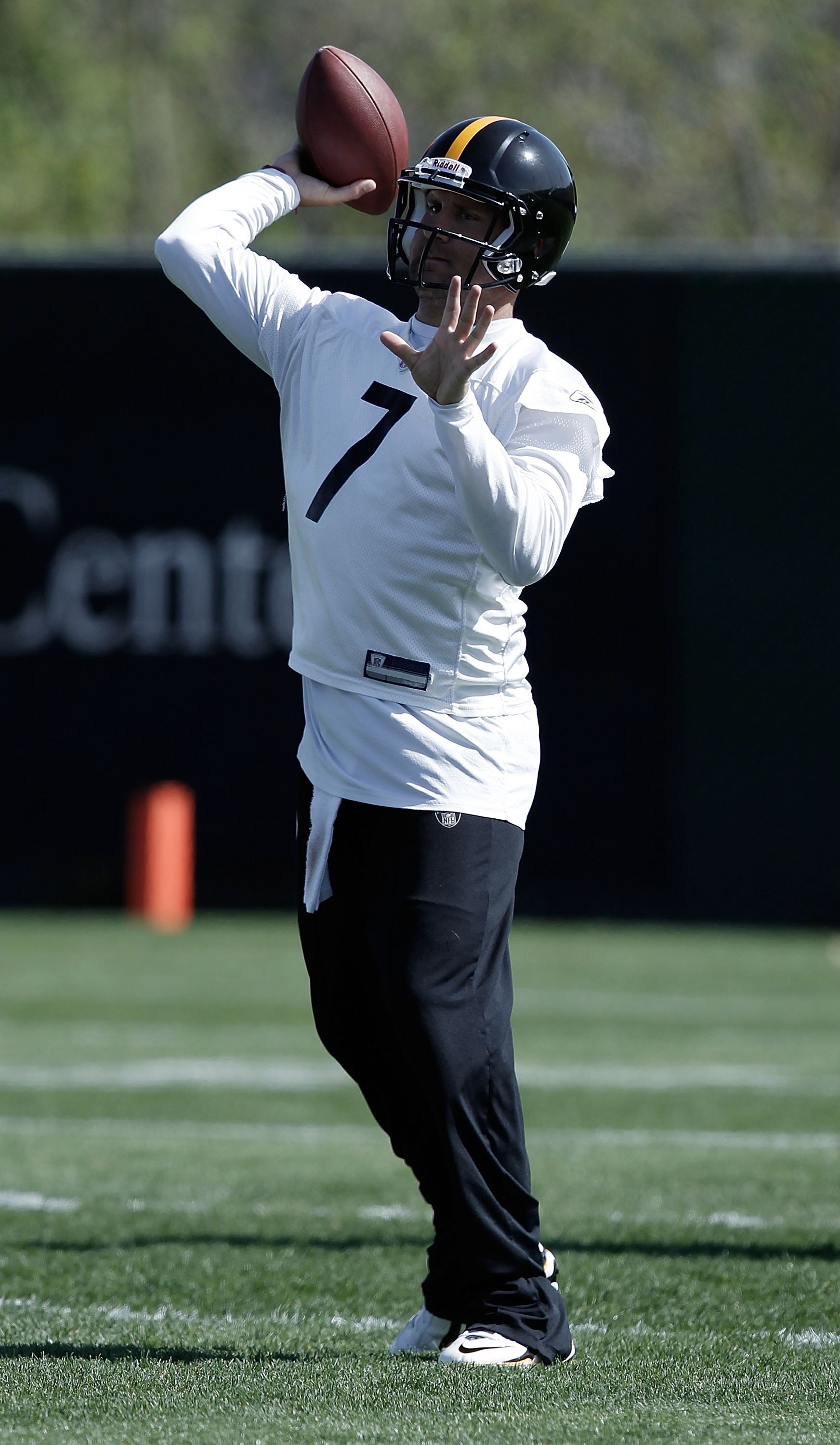 PITTSBURGH - APRIL 19:  Ben Roethlisberger #7 of the Pittsburgh Steelers practices on April 19, 2010 at the Pittsburgh Steelers South Side training facility in Pittsburgh, Pennsylvania.  (Photo by Jared Wickerham/Getty Images)