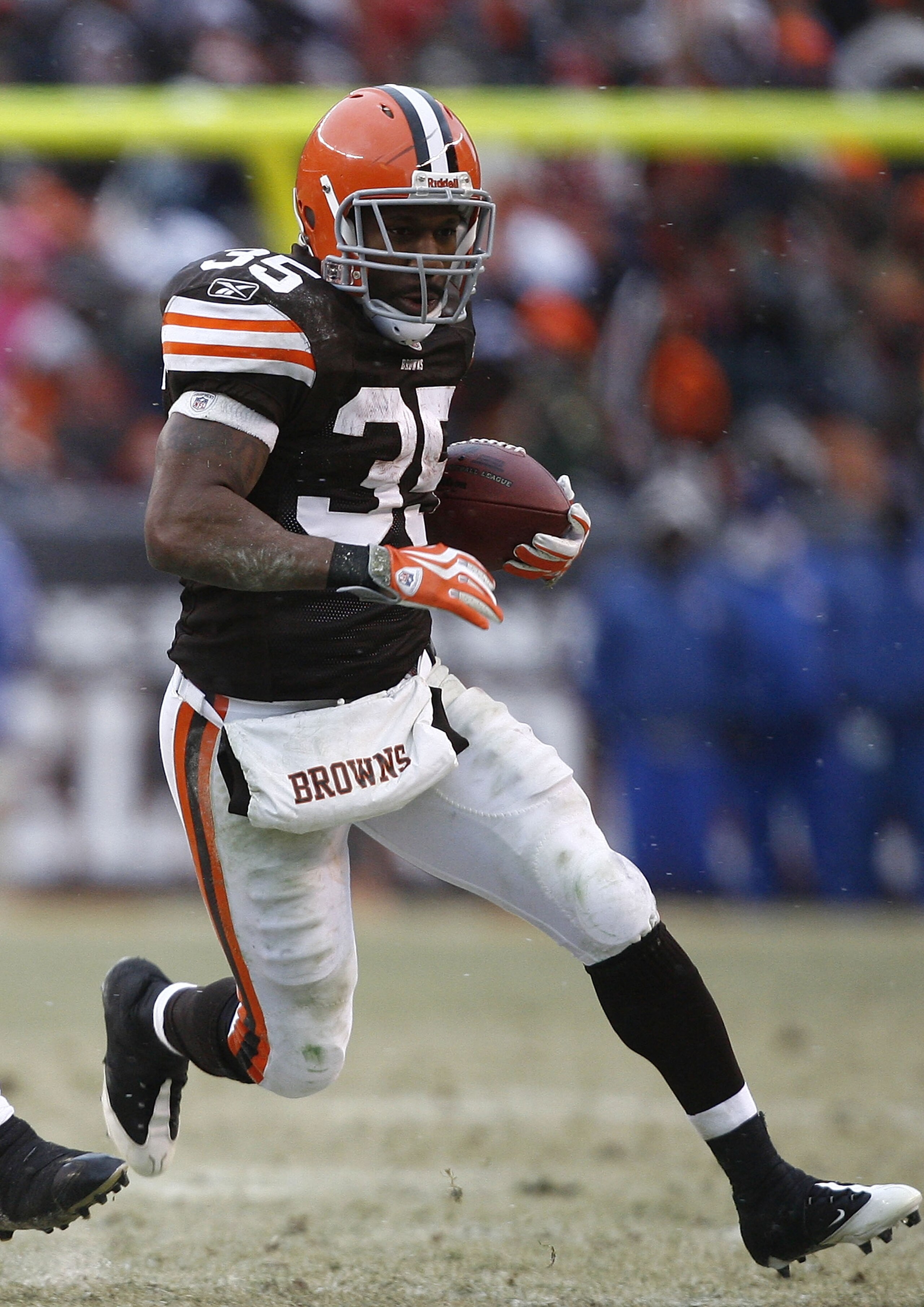 CLEVELAND - JANUARY 03:  Jerome Harrison #35 of the Cleveland Browns runs against the Jacksonville Jaguars at Cleveland Browns Stadium on January 3, 2010 in Cleveland, Ohio.  (Photo by Matt Sullivan/Getty Images)