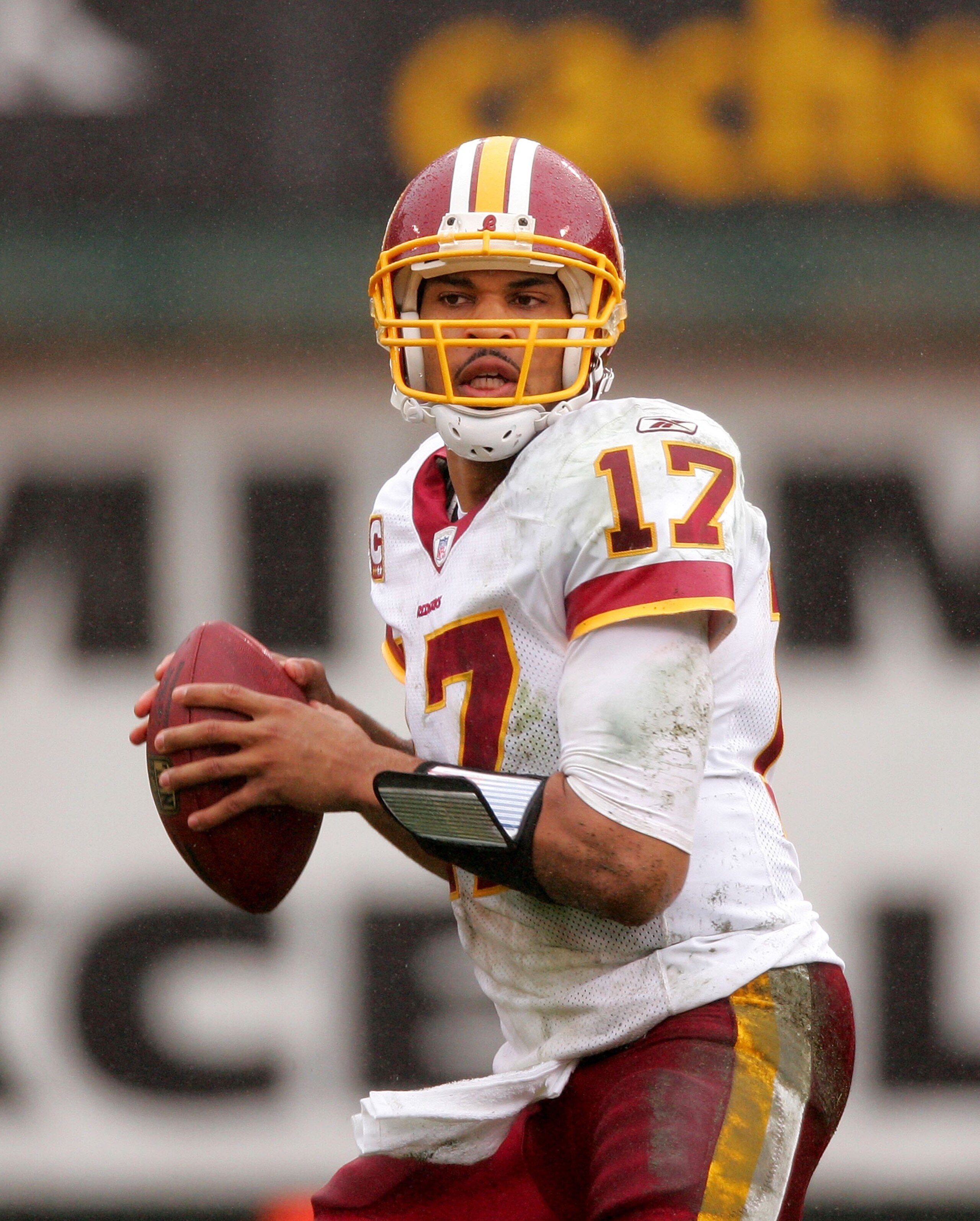 OAKLAND, CA - DECEMBER 13:  Jason Campbell #17 of the Washington Redskins drops back to pass the ball during their game against the Oakland Raiders at Oakland-Alameda County Coliseum on December 13, 2009 in Oakland, California.  (Photo by Ezra Shaw/Getty