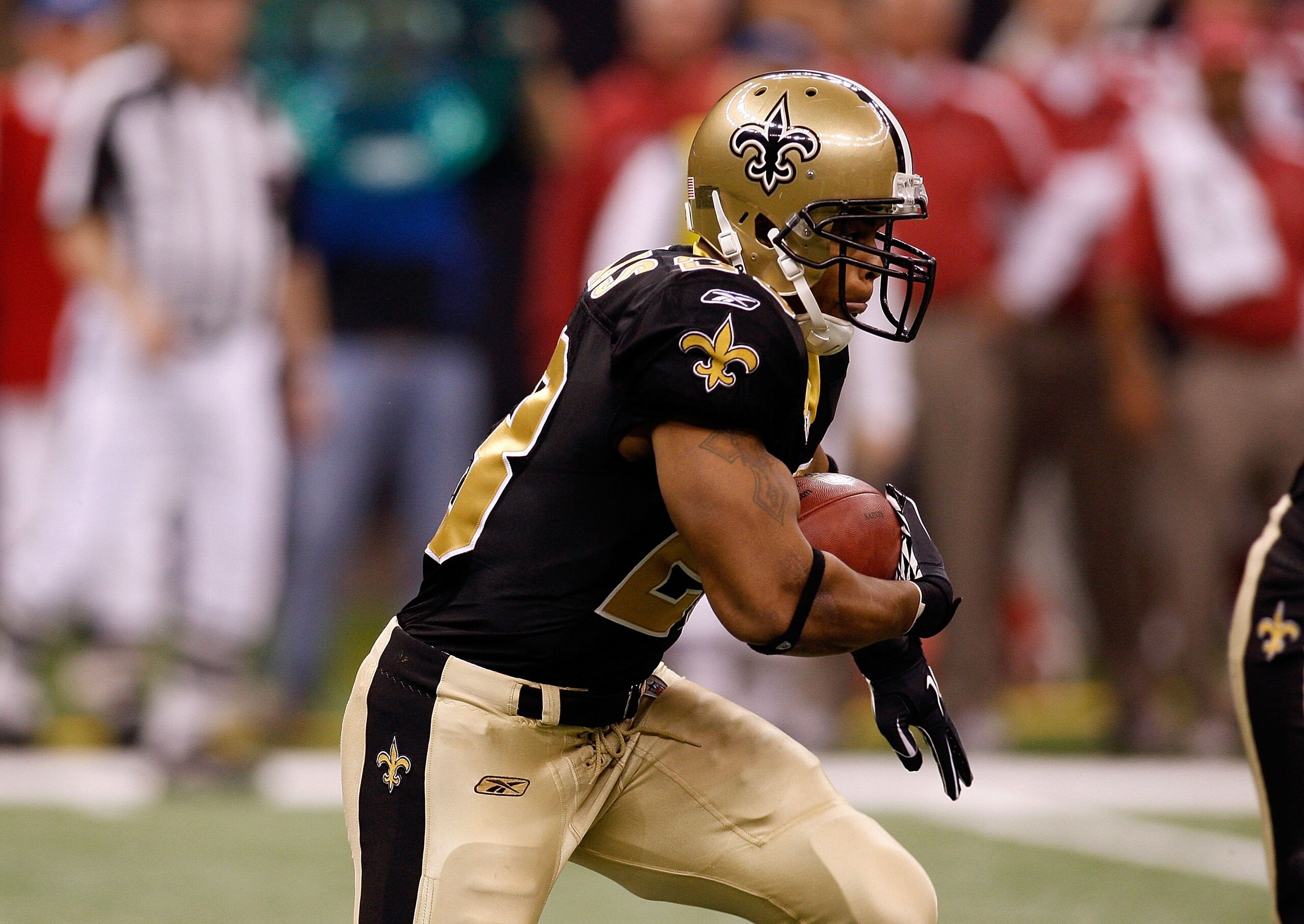 NEW ORLEANS - JANUARY 16:  Pierre Thomas #23 of the New Orleans Saints runs the ball against the Arizona Cardinals during the NFC Divisional Playoff Game at Louisana Superdome on January 16, 2010 in New Orleans, Louisiana. The Saints won 45-14. (Photo by