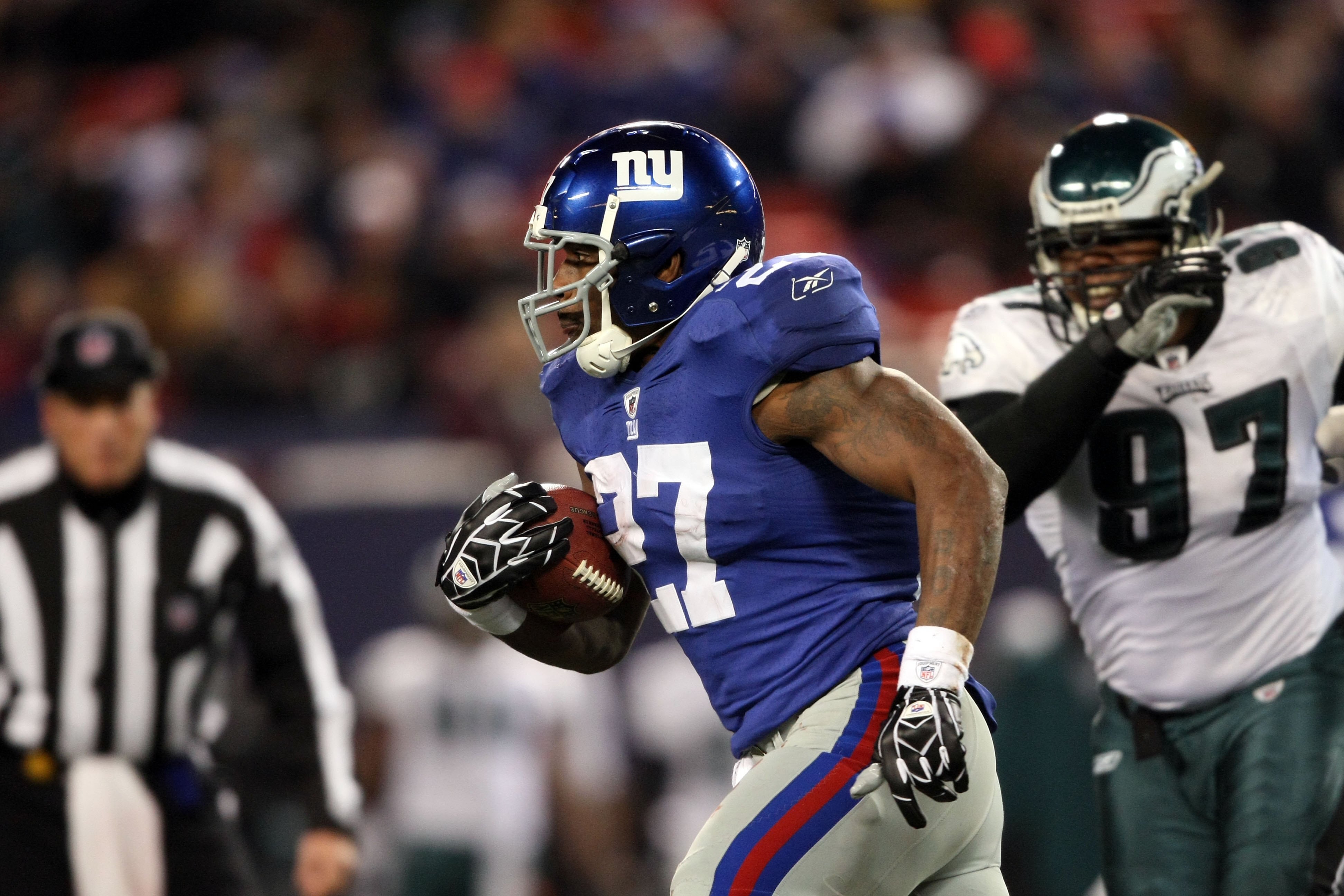 EAST RUTHERFORD, NJ - DECEMBER 13:  Brandon Jacobs #27 of the New York Giants runs the ball against the Philadelphia Eagles at Giants Stadium on December 13, 2009 in East Rutherford, New Jersey.  (Photo by Nick Laham/Getty Images)