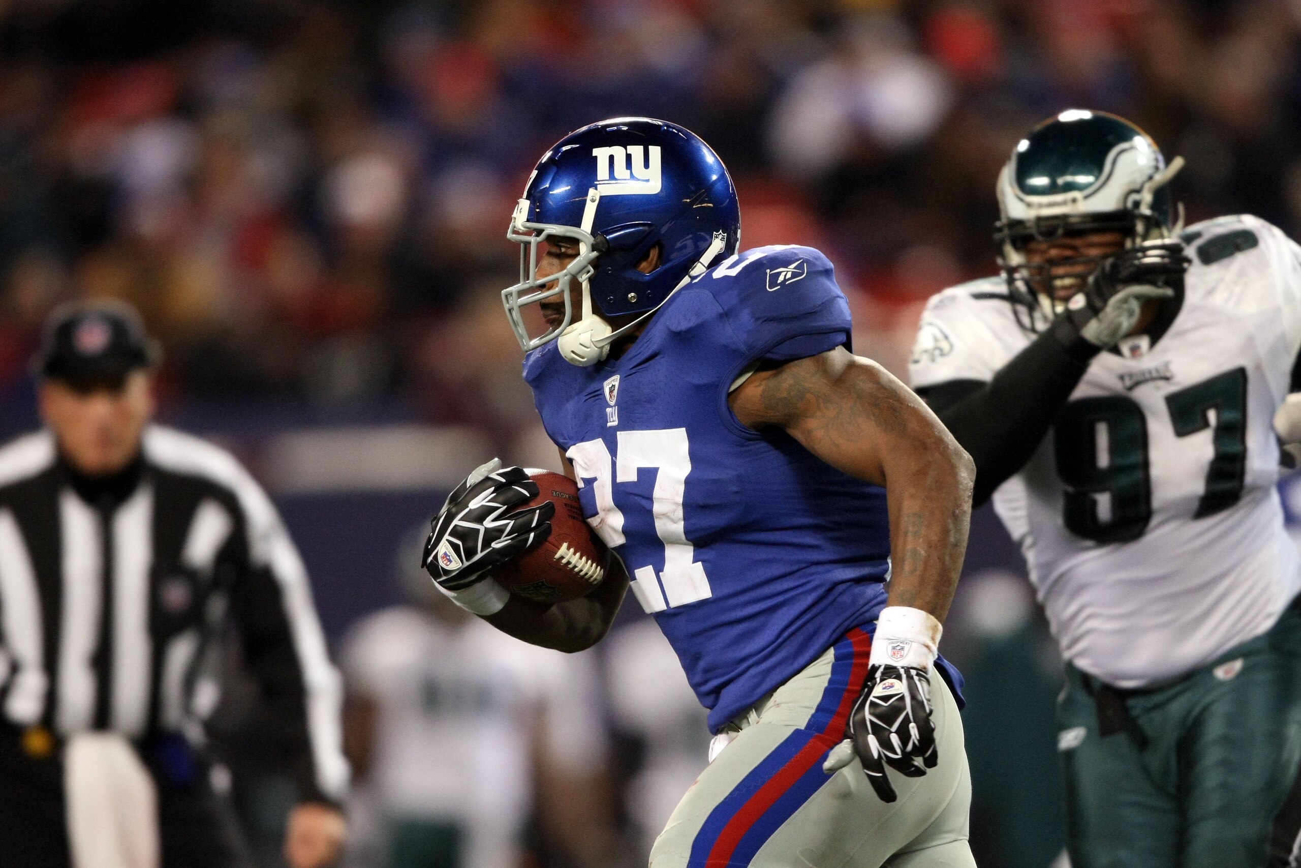 EAST RUTHERFORD, NJ - DECEMBER 13:  Brandon Jacobs #27 of the New York Giants runs the ball against the Philadelphia Eagles at Giants Stadium on December 13, 2009 in East Rutherford, New Jersey.  (Photo by Nick Laham/Getty Images)