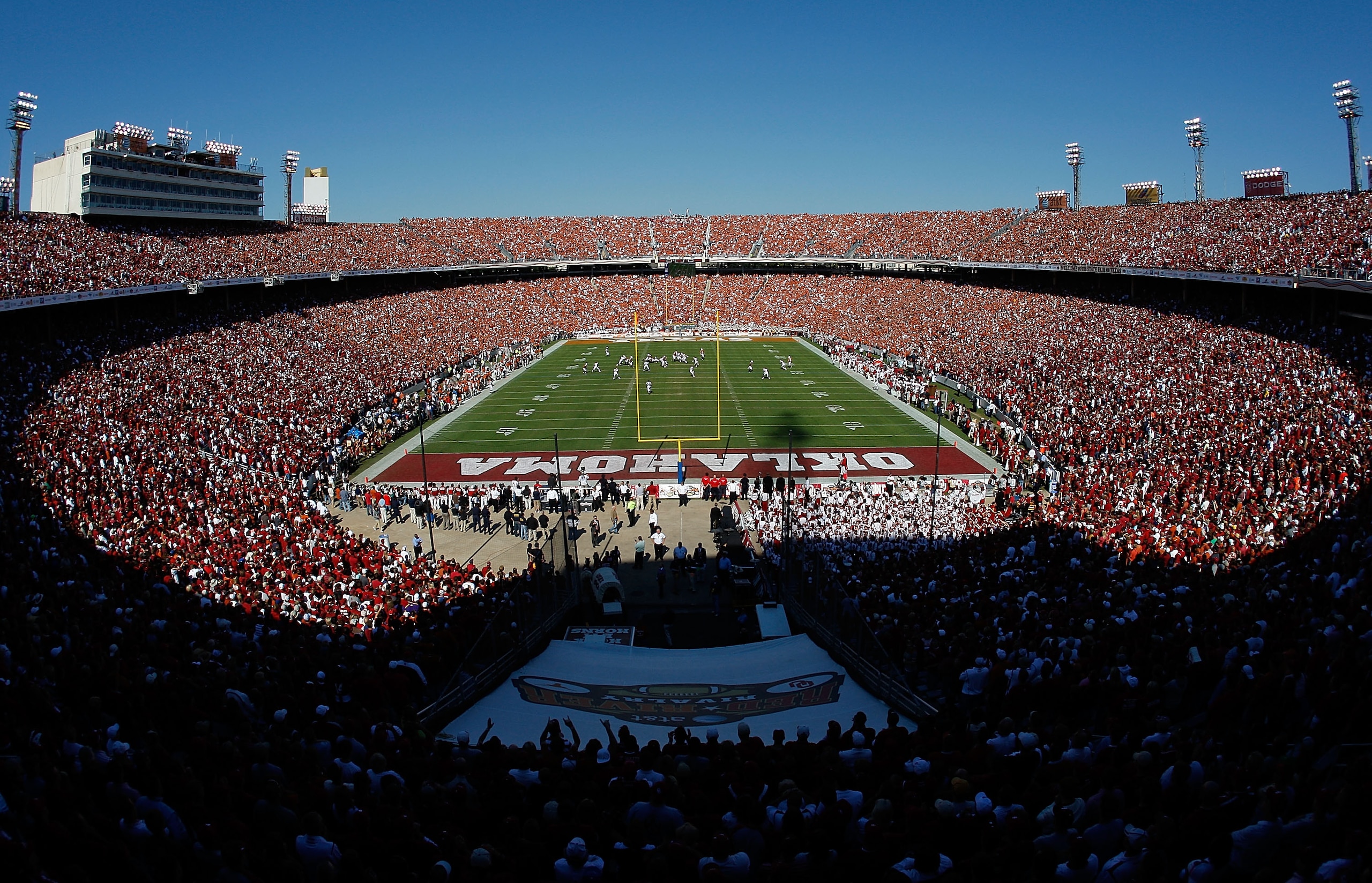 DALLAS - OCTOBER 17:  A general view of play between the Oklahoma Sooners and the Texas Longhorns at Cotton Bowl on October 17, 2009 in Dallas, Texas.  (Photo by Ronald Martinez/Getty Images)