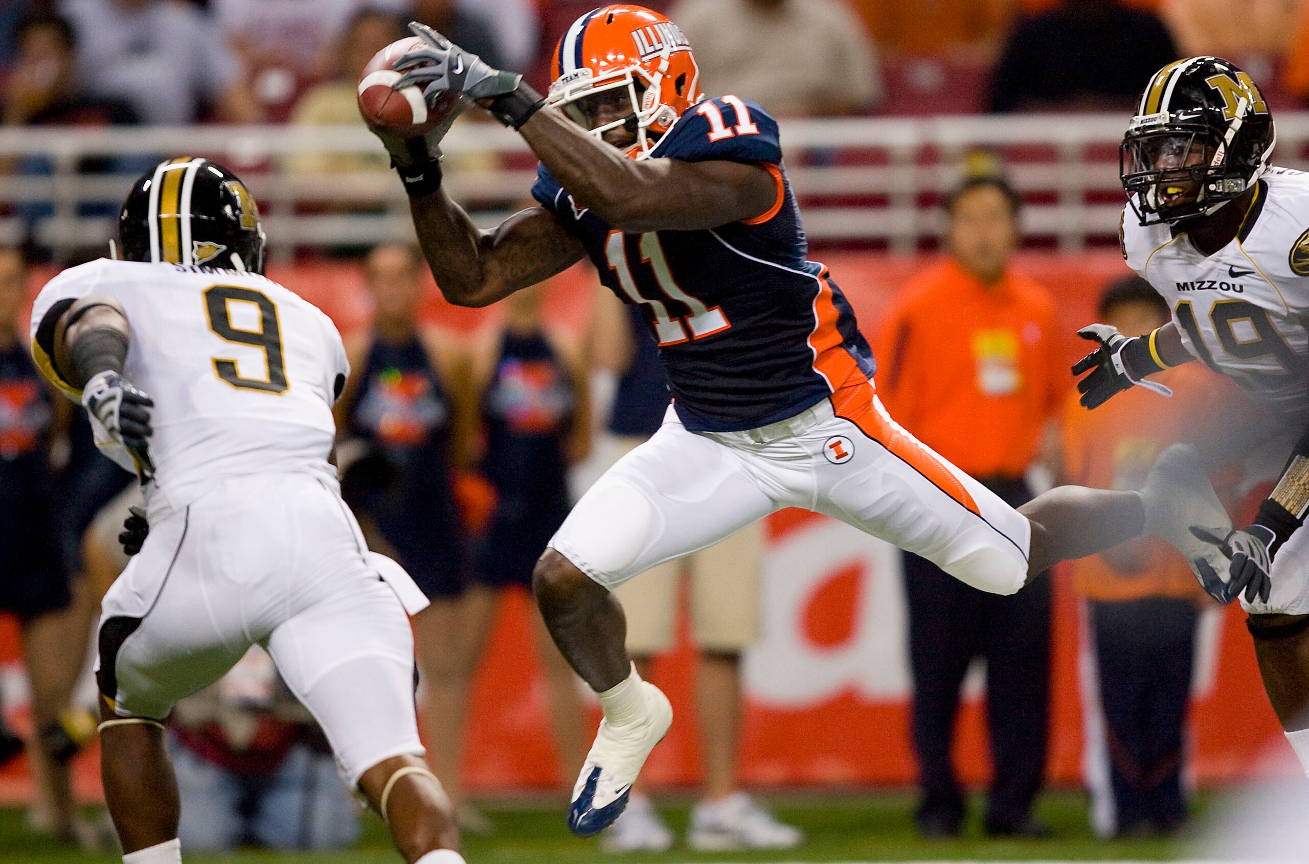 ST. LOUIS, MO - SEPTEMBER 5: Cordale Scott #11 of the University of Illinois Fighting Illini hauls in a pass against the University of Missouri Tigers during the State Farm Arch Rivalry on September 5, 2009 at the Edward Jones Dome in St. Louis, Missouri.
