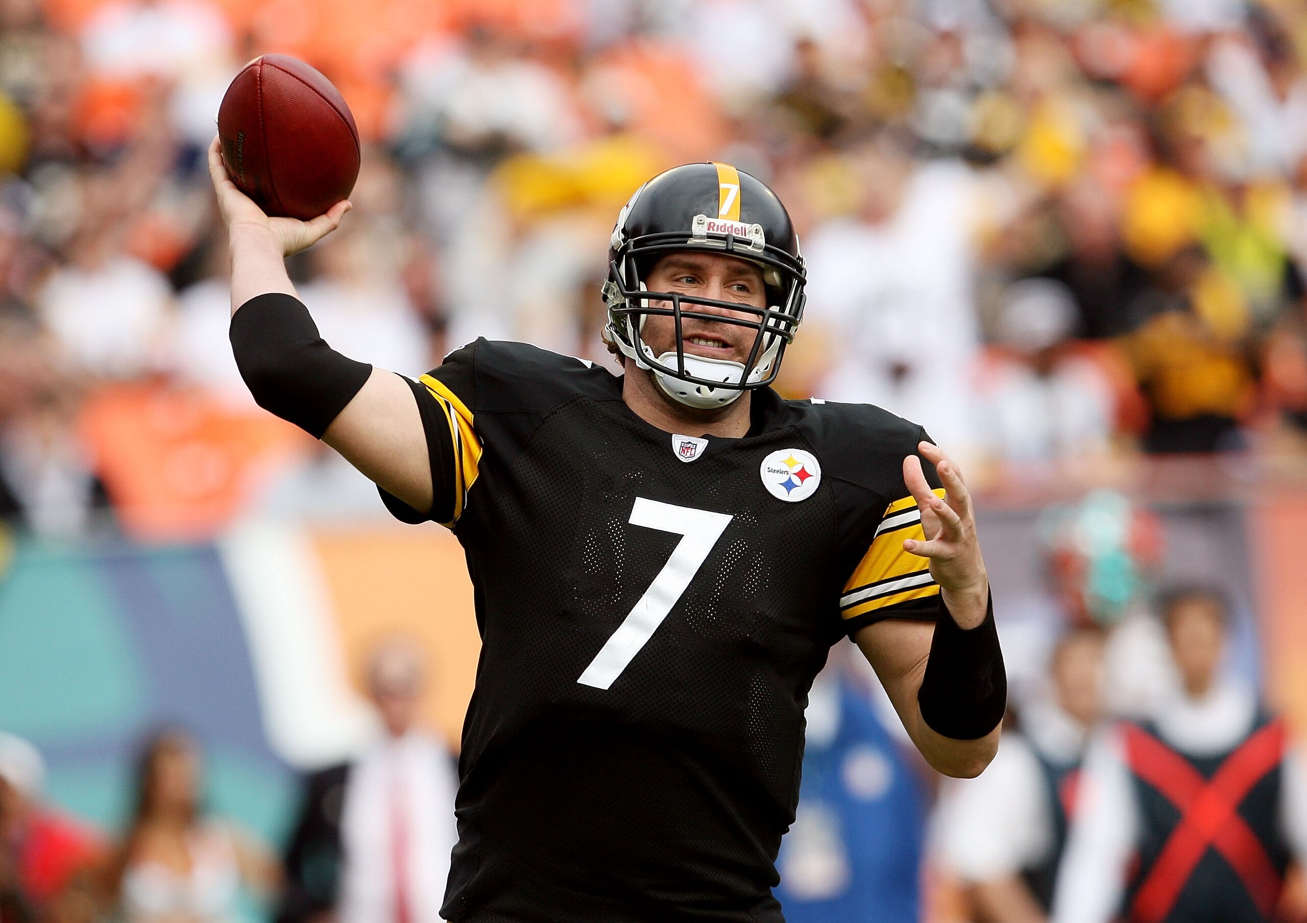 MIAMI - JANUARY 03:  Quarterback Ben Roethlisberger #7 of the Pittsburgh Steelers throws a pass against the Miami Dolphins at Land Shark Stadium on January 3, 2010 in Miami, Florida.  (Photo by Doug Benc/Getty Images)