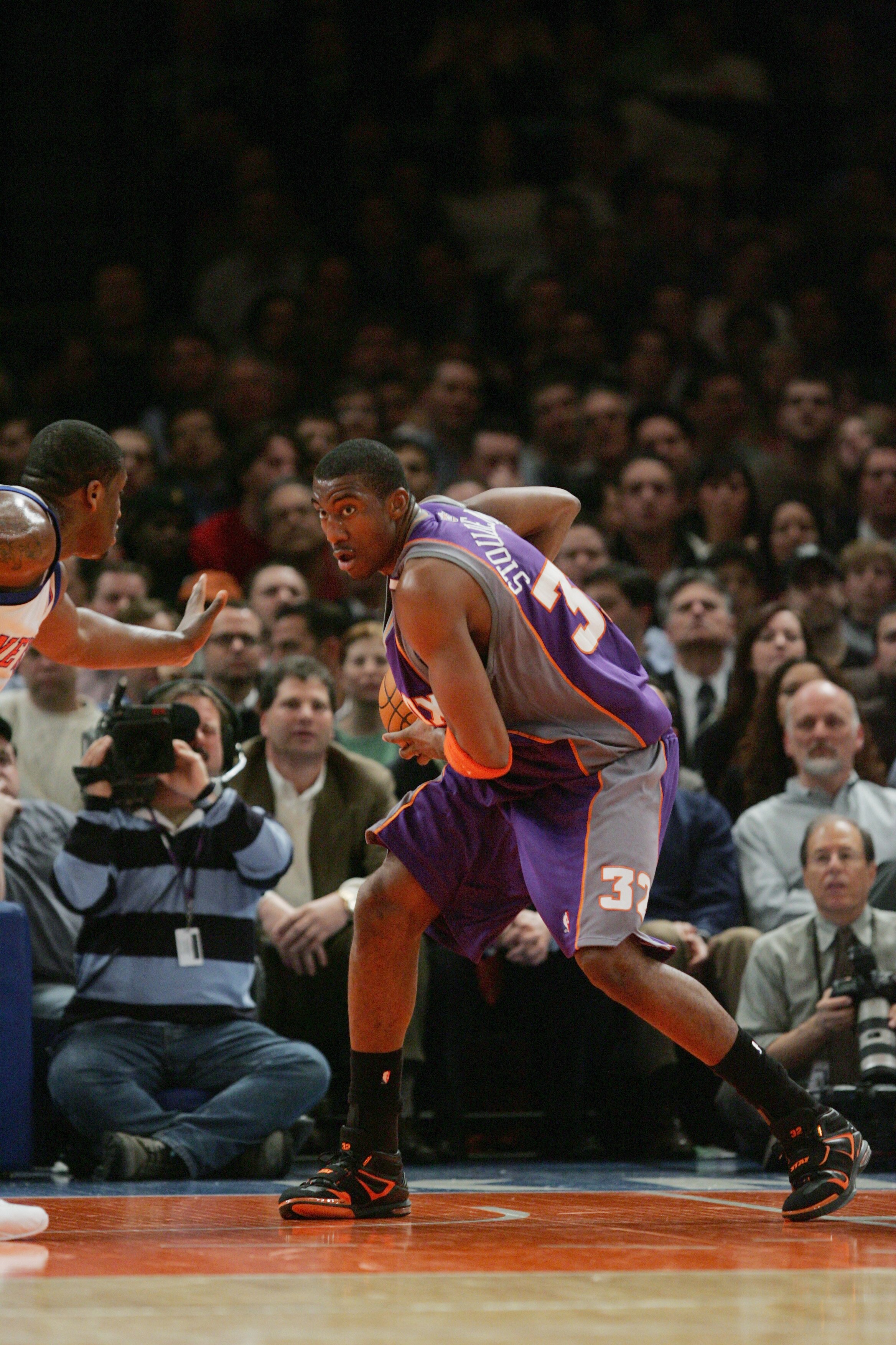 NEW YORK - JANUARY 25:  Amare Stoudemire #32 of the Phoenix Suns looks to move the ball during the game against the New York Knicks on January 25, 2005 at Madison Square Garden in New York City.  The Suns won 133-118.  NOTE TO USER:  User expressly acknow