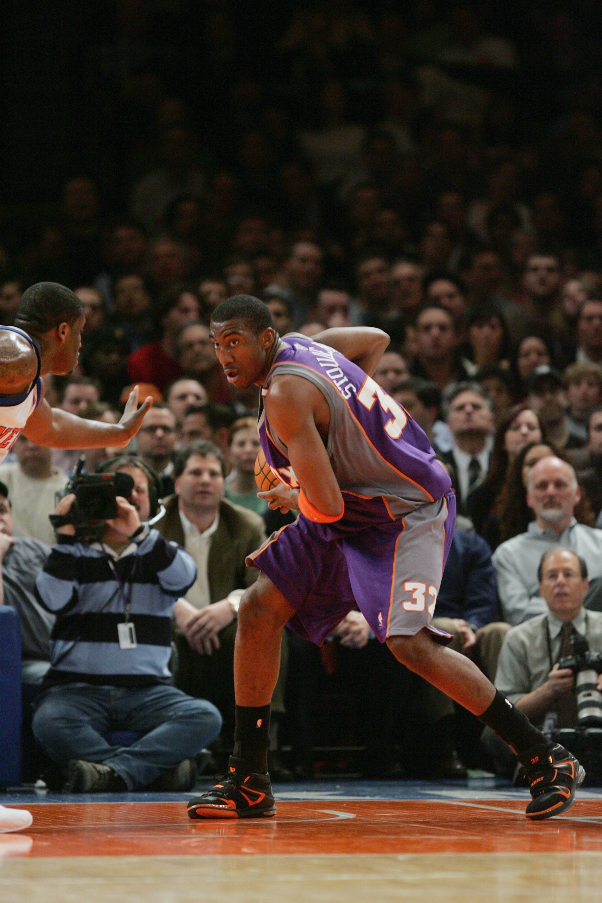 NEW YORK - JANUARY 25:  Amare Stoudemire #32 of the Phoenix Suns looks to move the ball during the game against the New York Knicks on January 25, 2005 at Madison Square Garden in New York City.  The Suns won 133-118.  NOTE TO USER:  User expressly acknow