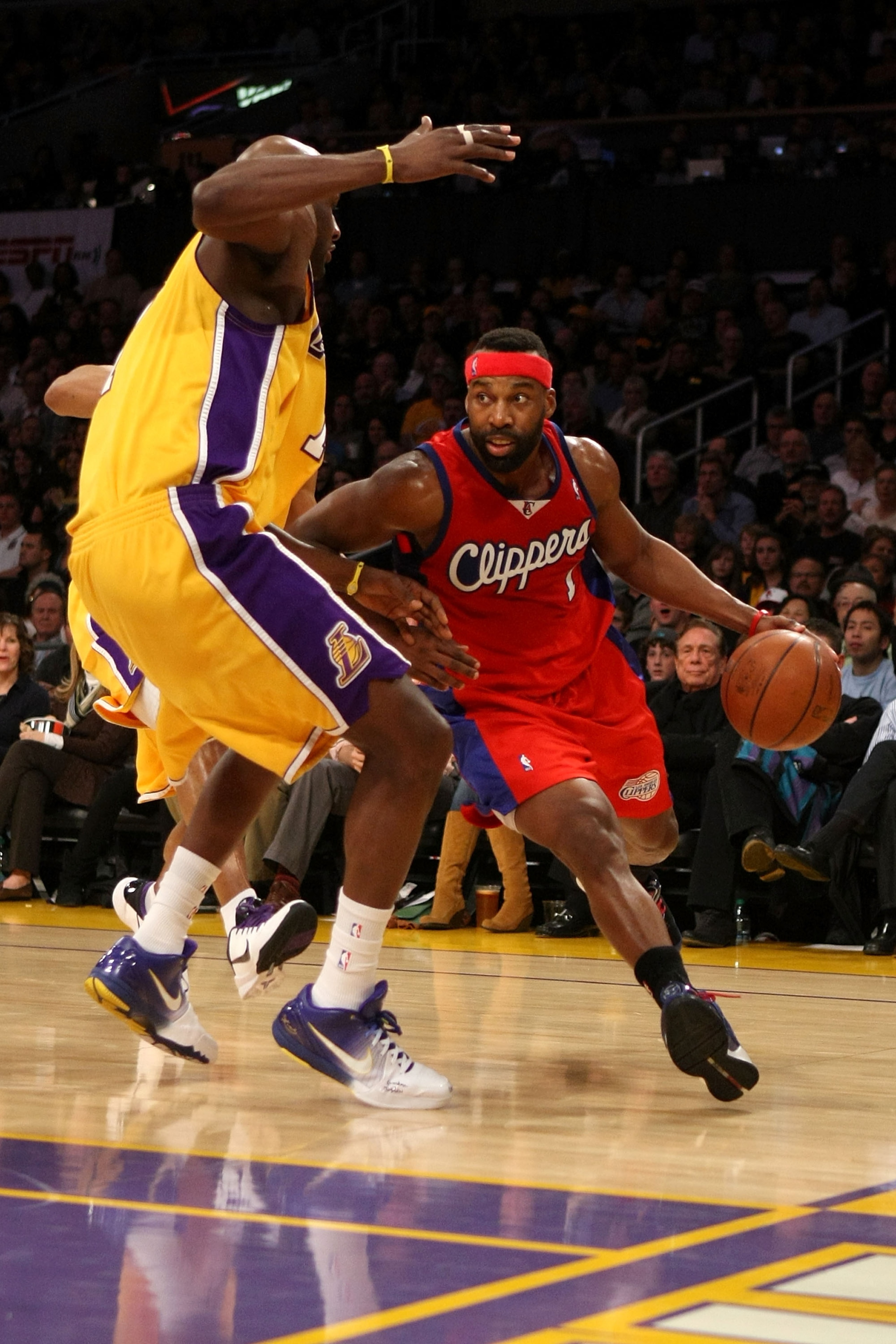 LOS ANGELES, CA - JANUARY 15:  Baron Davis #1 of the Los Angeles Clippers drives against Lamar Odom #7 of the Los Angeles Lakers during the game on January 15, 2010 at Staples Center in Los Angeles, California. The Lakers won 126-86. NOTE TO USER: User ex