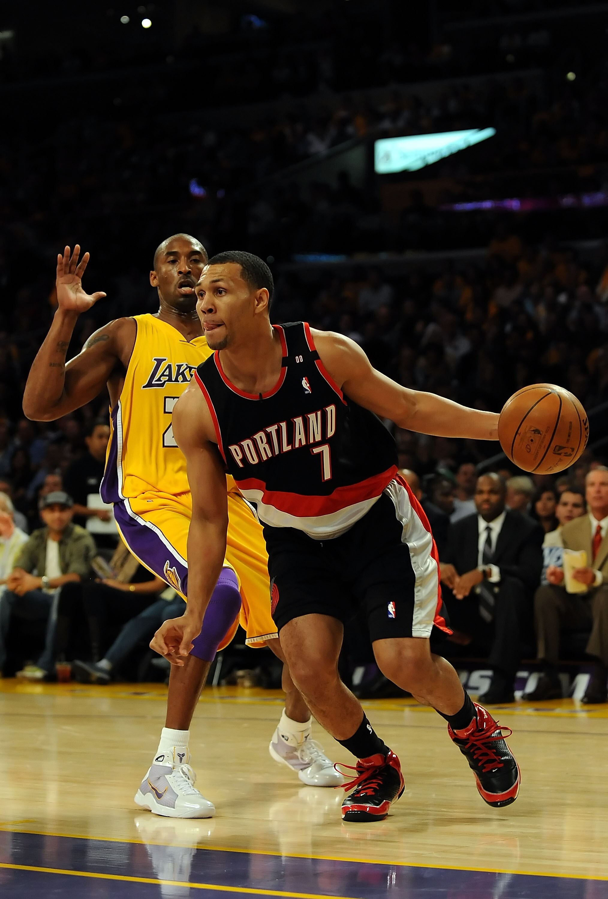 LOS ANGELES, CA - OCTOBER 28:  Brandon Roy #7 of the Portland Trail Blazers drives by Kobe Bryant #24 of the Los Angeles Lakers in the first quarter on October 28, 2008 at Staples Center in Los Angeles, California. NOTE TO USER: User expressly acknowledge